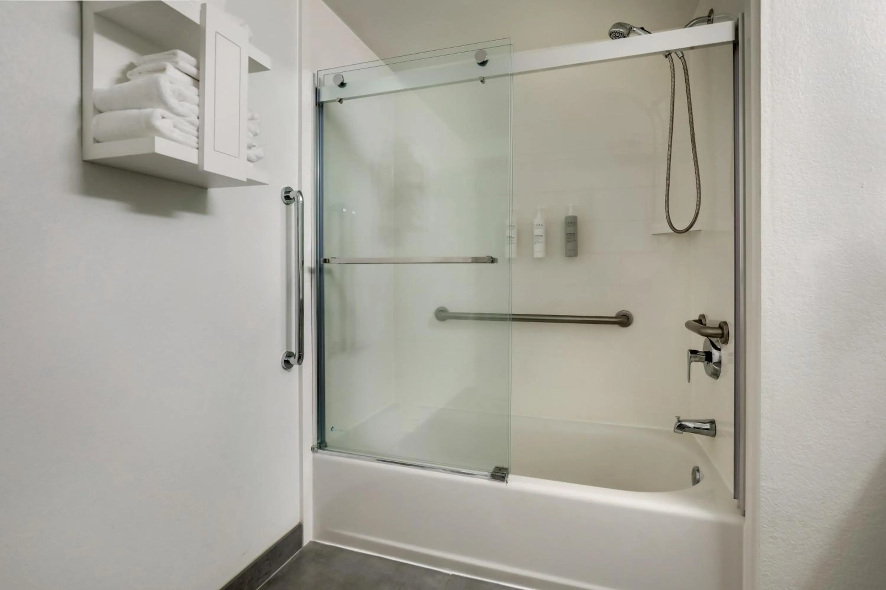 Bathroom in Hampton Inn Beaufort