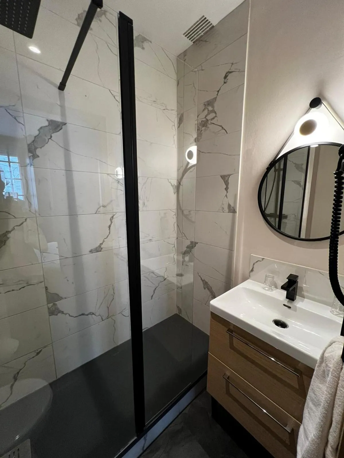 Shower in Hôtel Saint-Julien