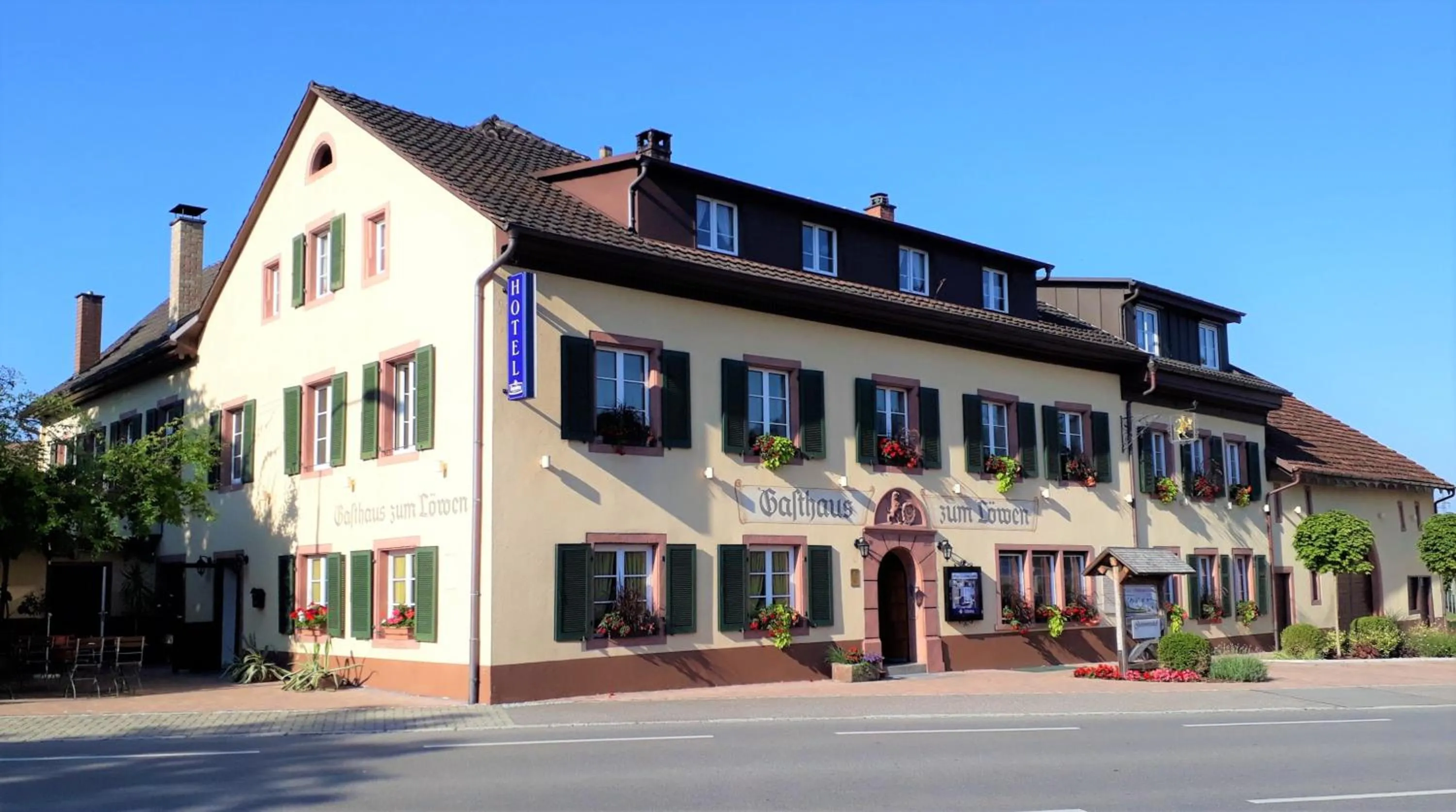 Property building in Historisches Genusshotel Löwen