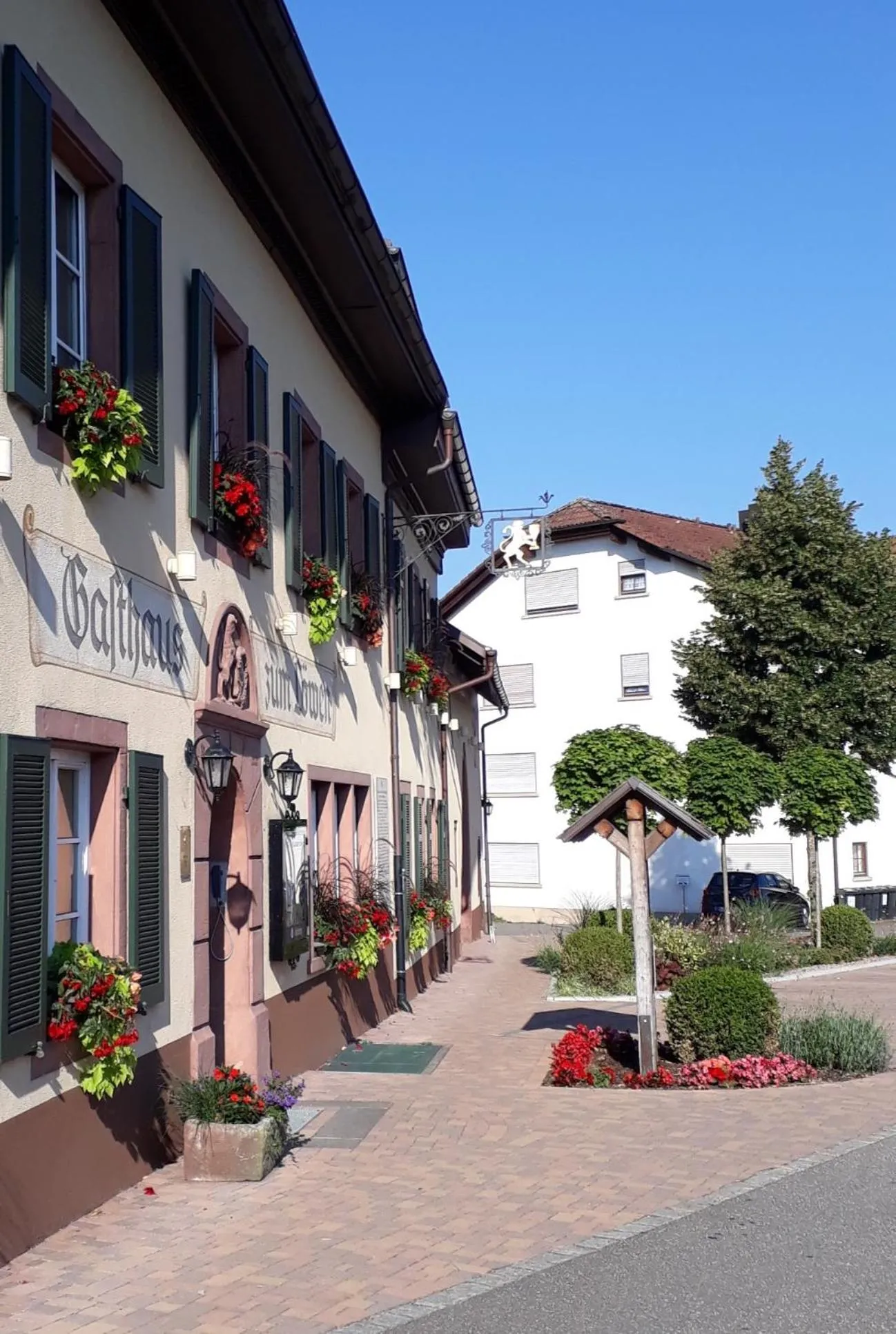 Property building in Historisches Genusshotel Löwen