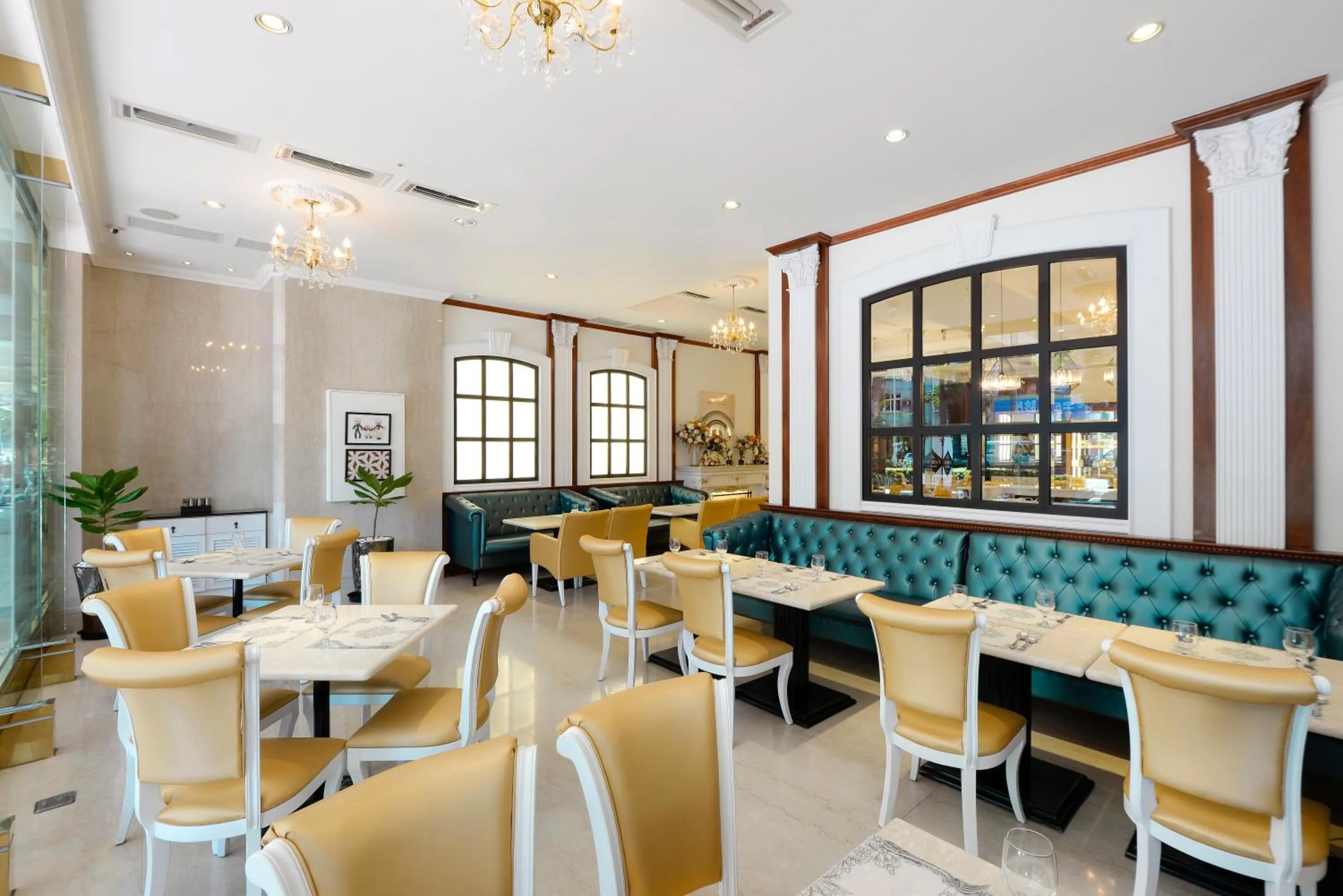 Restaurant/places to eat in Hotel Sunshine