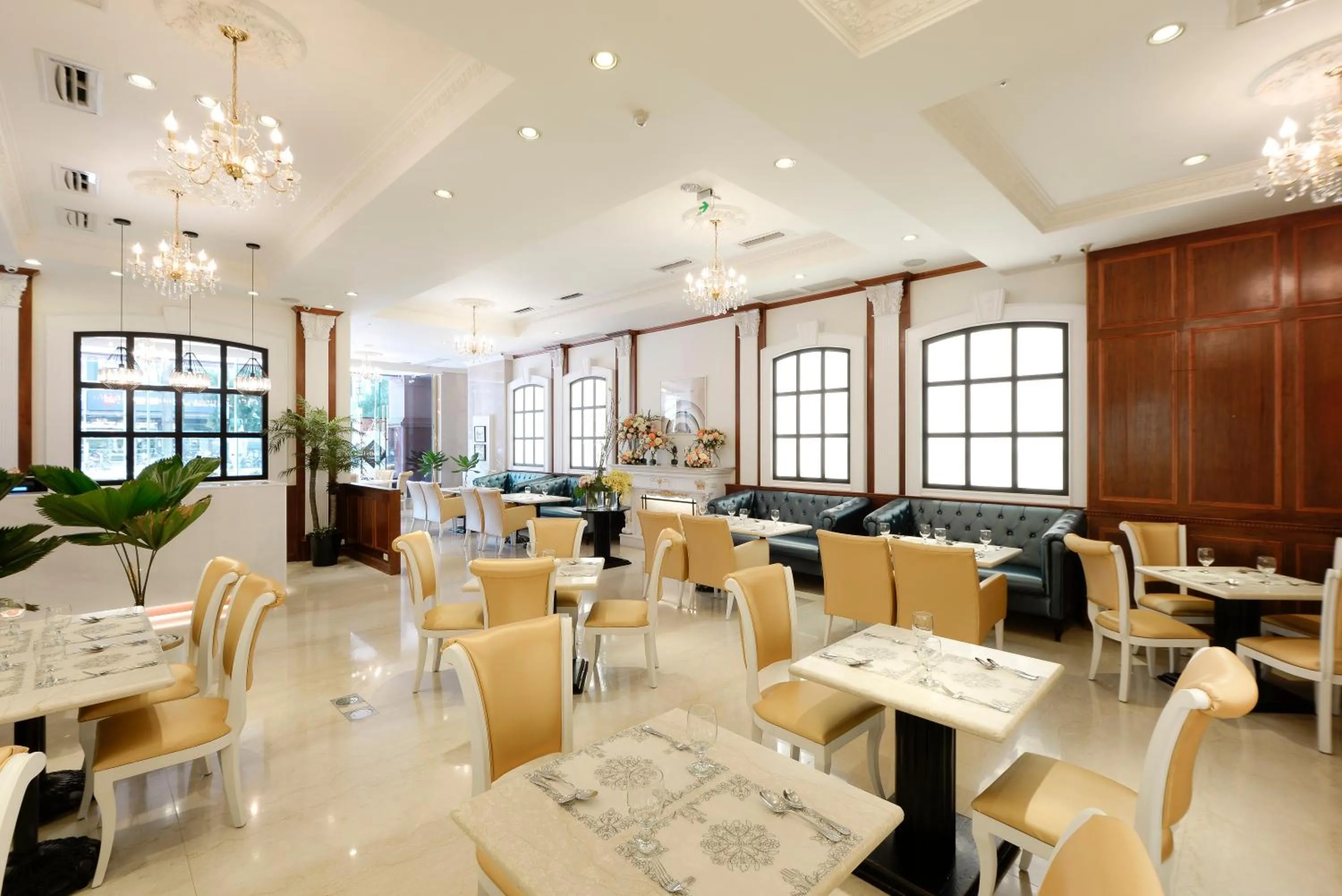 Restaurant/places to eat in Hotel Sunshine