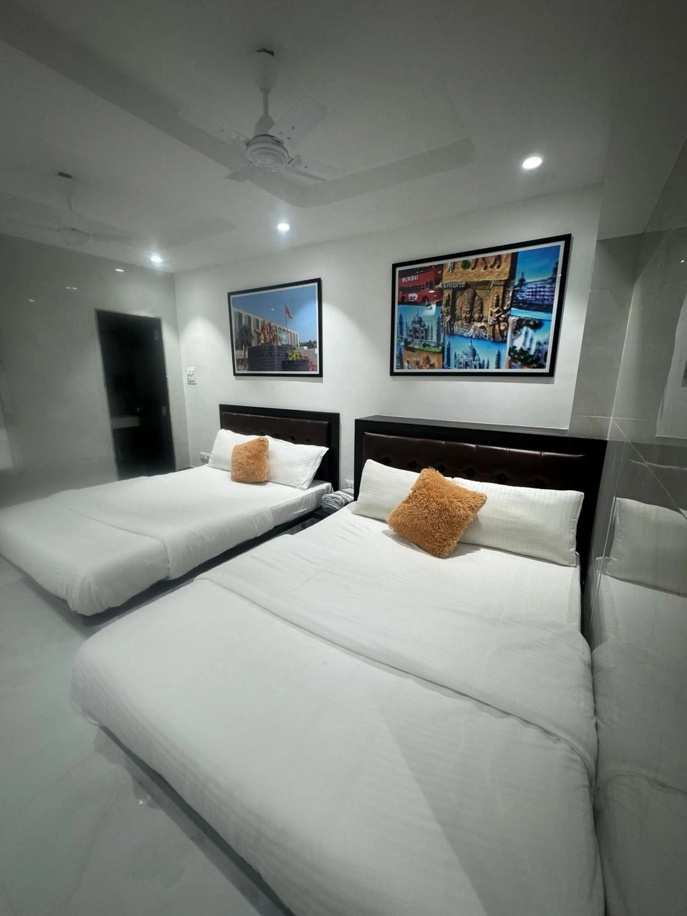 Property building, Bed in Backpackers Villa Mumbai