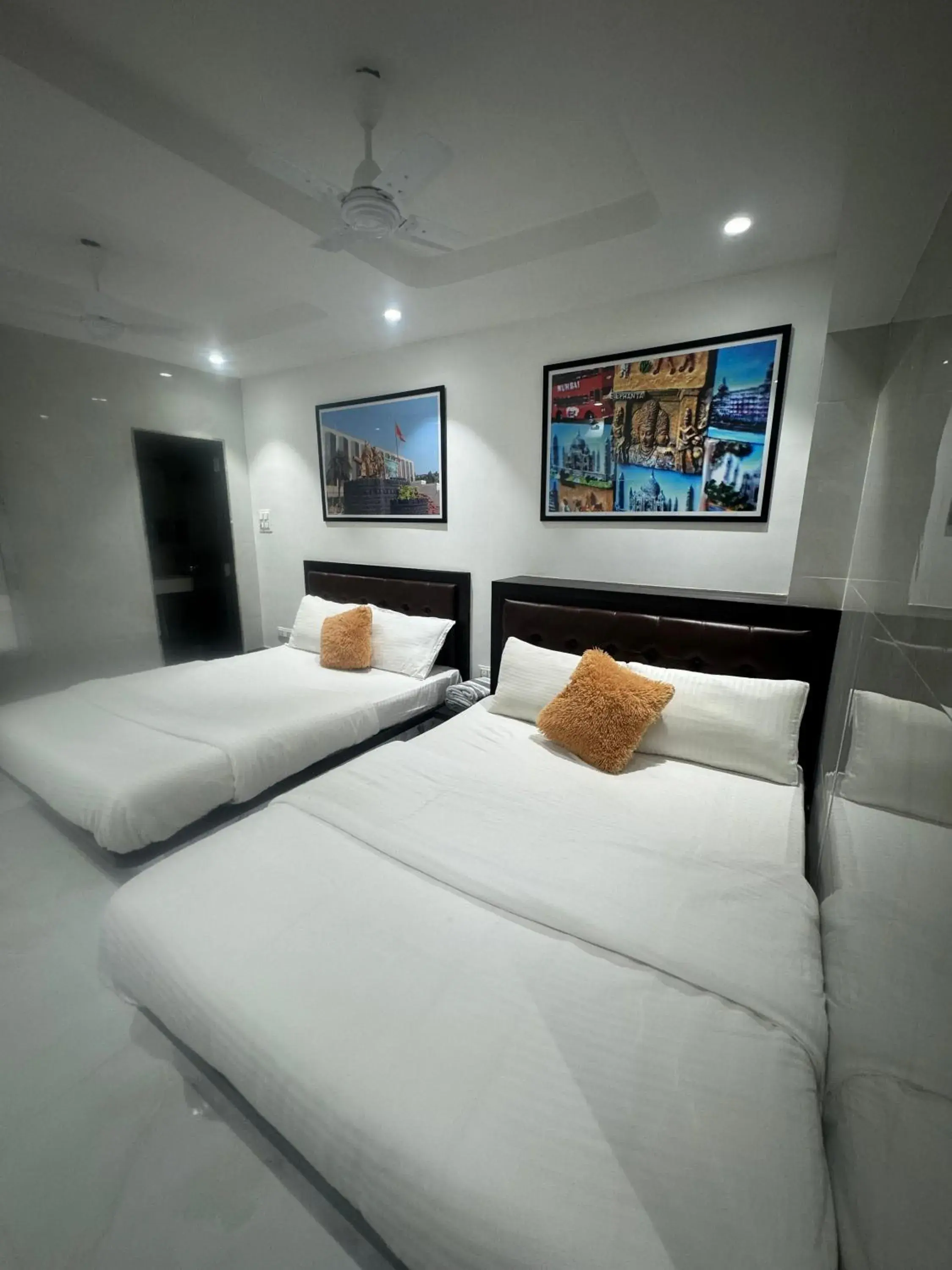 Property building, Bed in Backpackers Villa Mumbai Property building, Bed in Backpackers Villa Mumbai