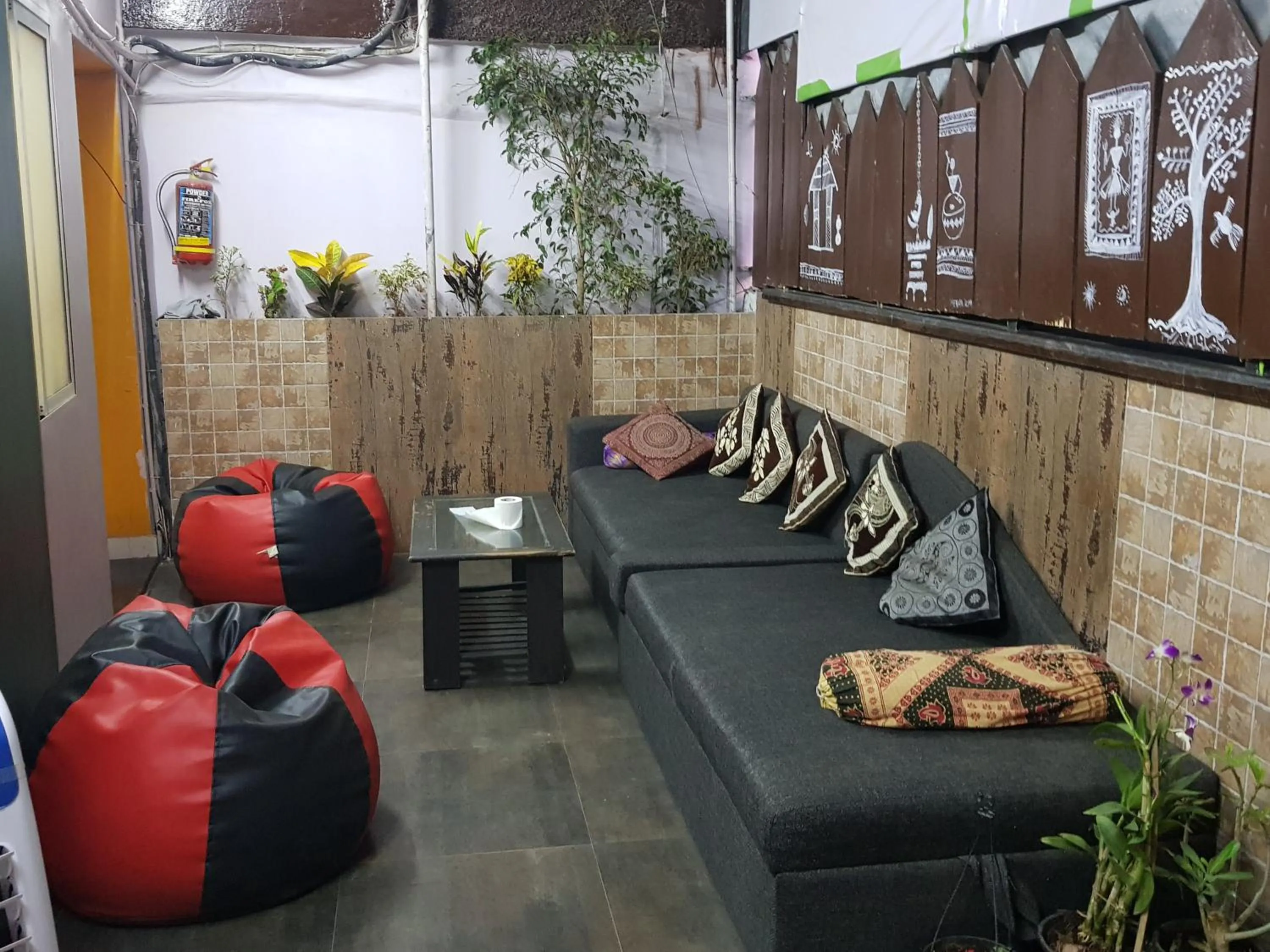 Seating area in Backpackers Villa Mumbai