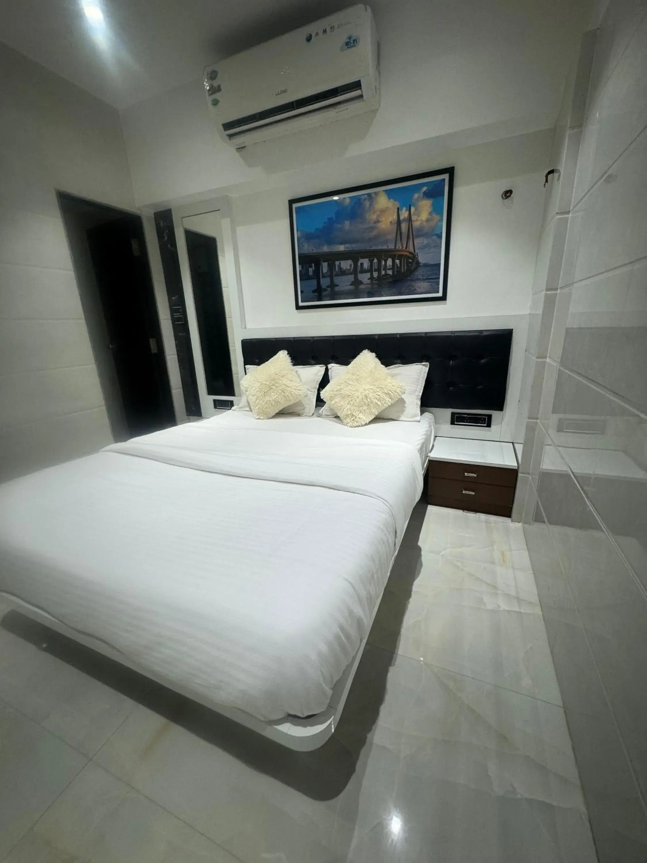 Property building, Bed in Backpackers Villa Mumbai Property building, Bed in Backpackers Villa Mumbai