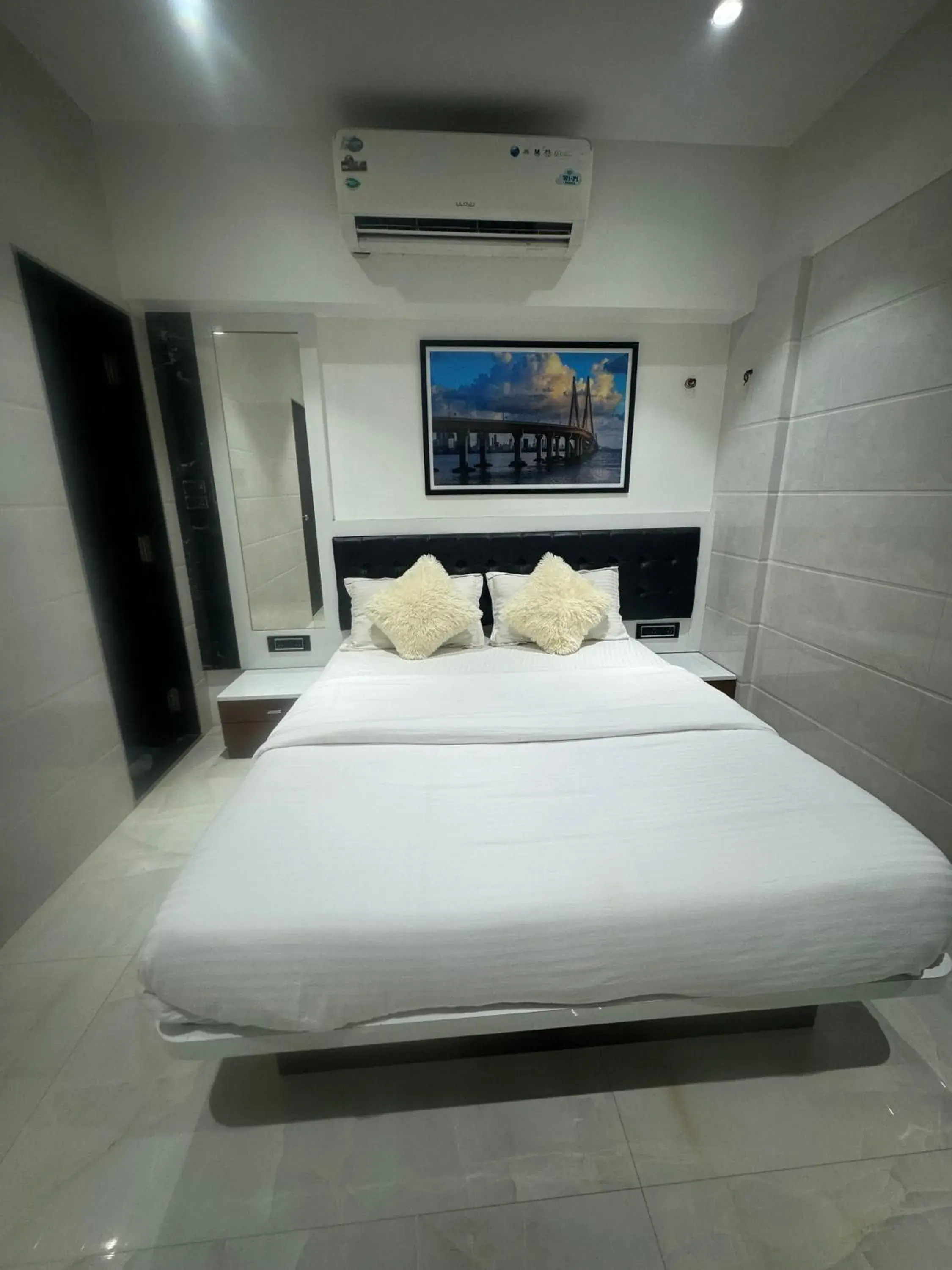 Property building, Bed in Backpackers Villa Mumbai Property building, Bed in Backpackers Villa Mumbai