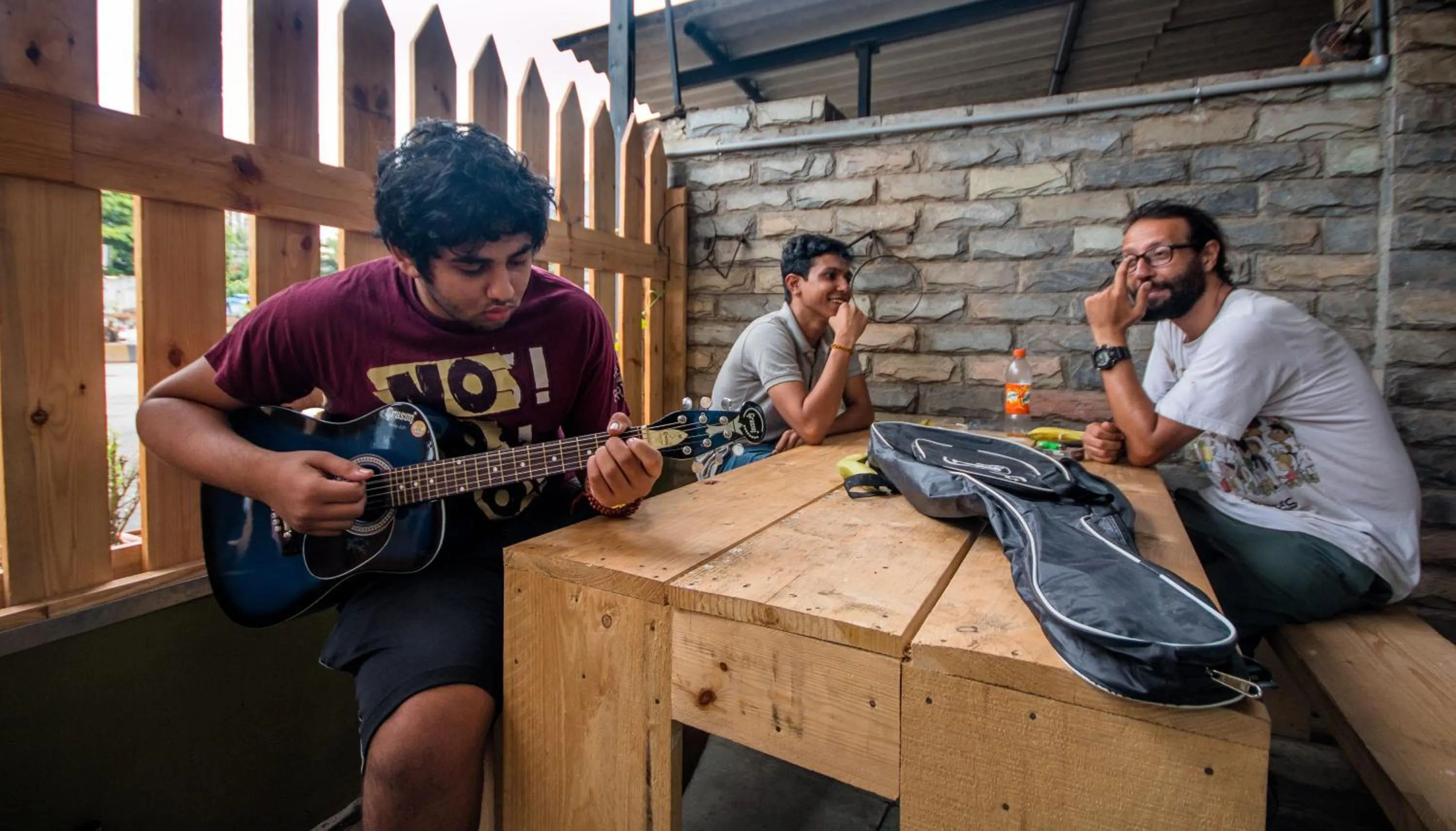 Communal lounge/ TV room in Backpackers Villa Mumbai