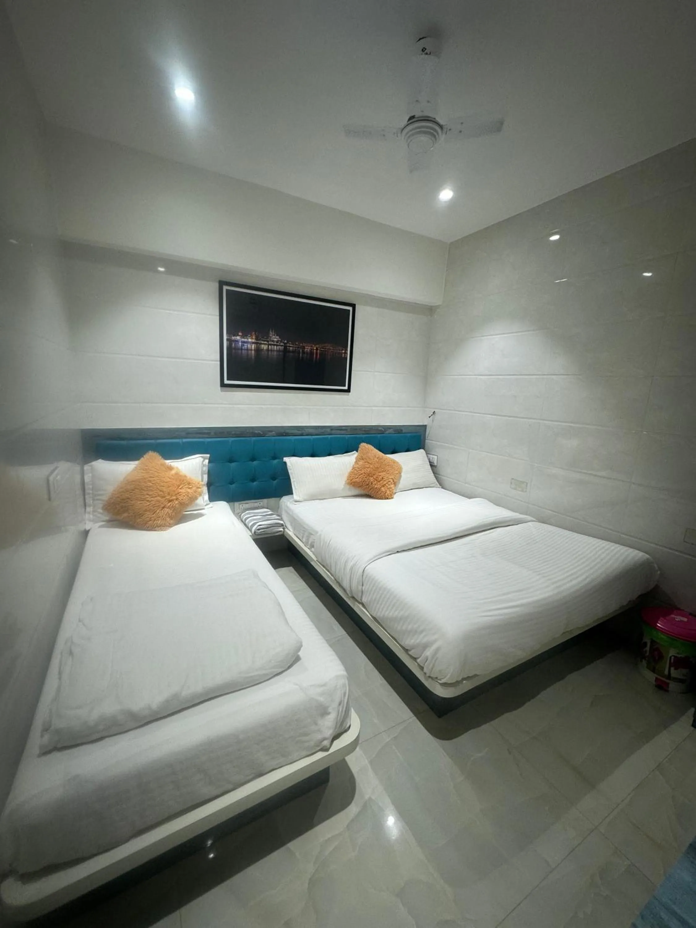 Property building, Bed in Backpackers Villa Mumbai