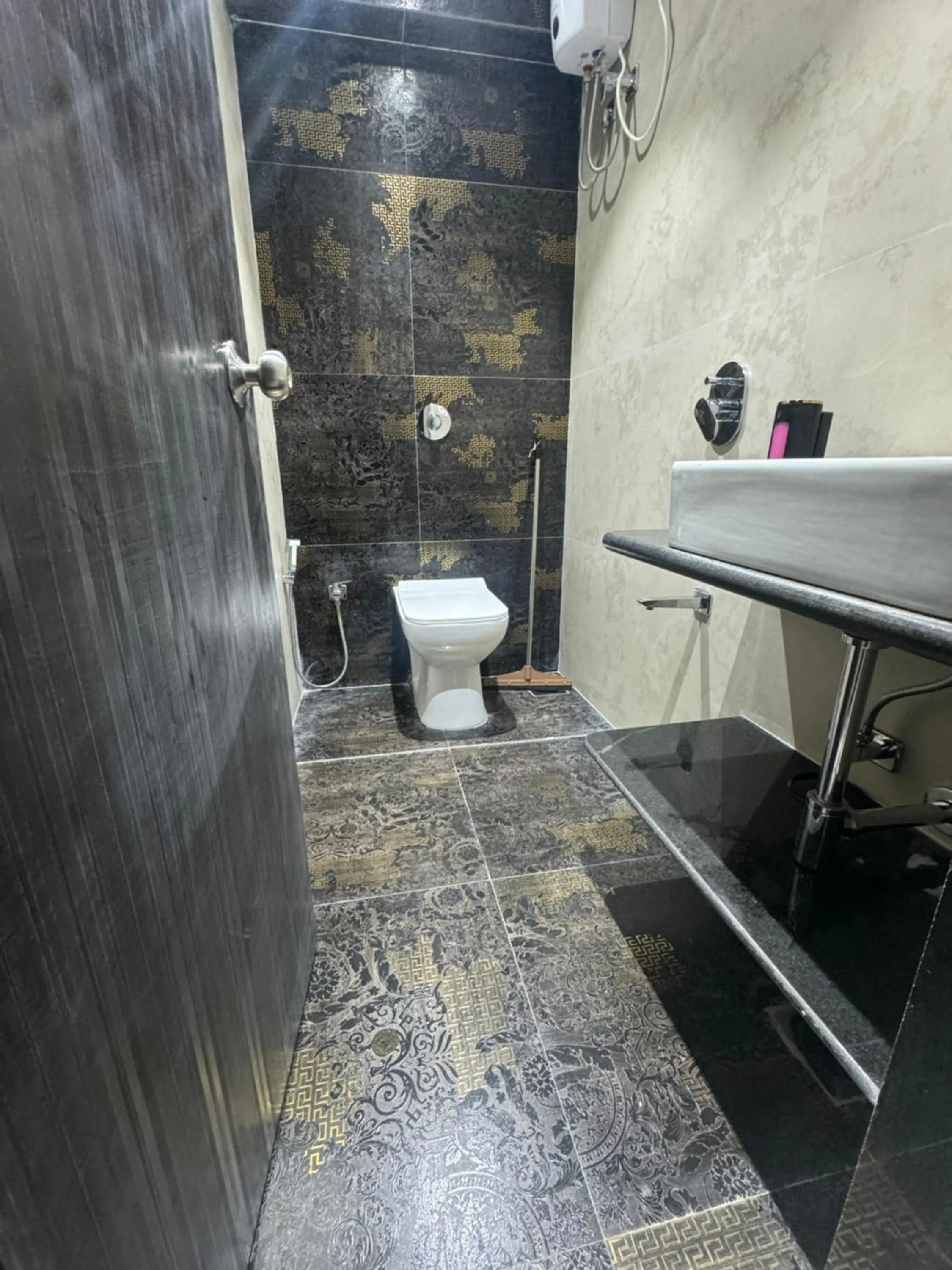 Shower in Backpackers Villa Mumbai