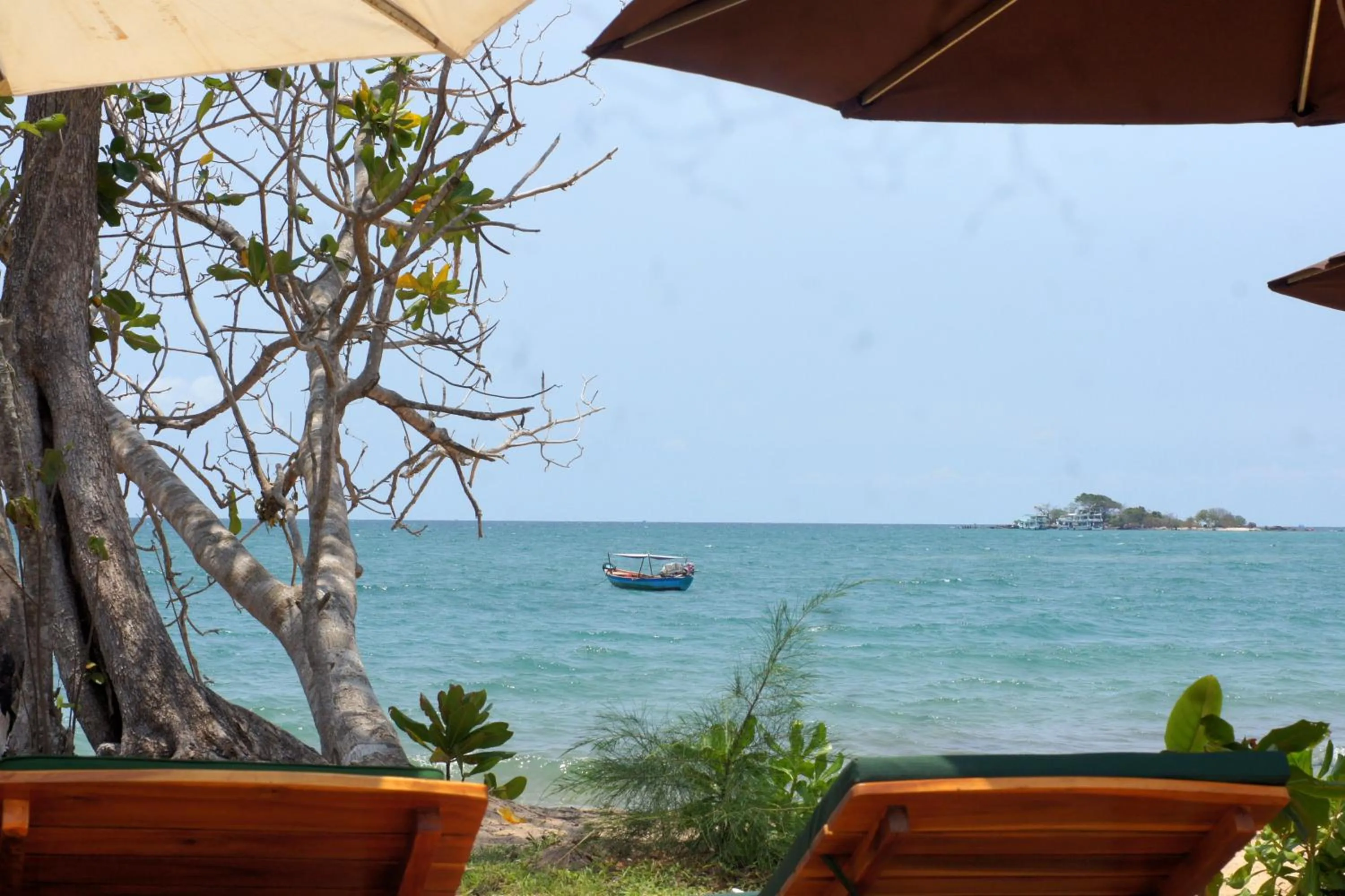 Beach in Gold Sand Beach Bungalow