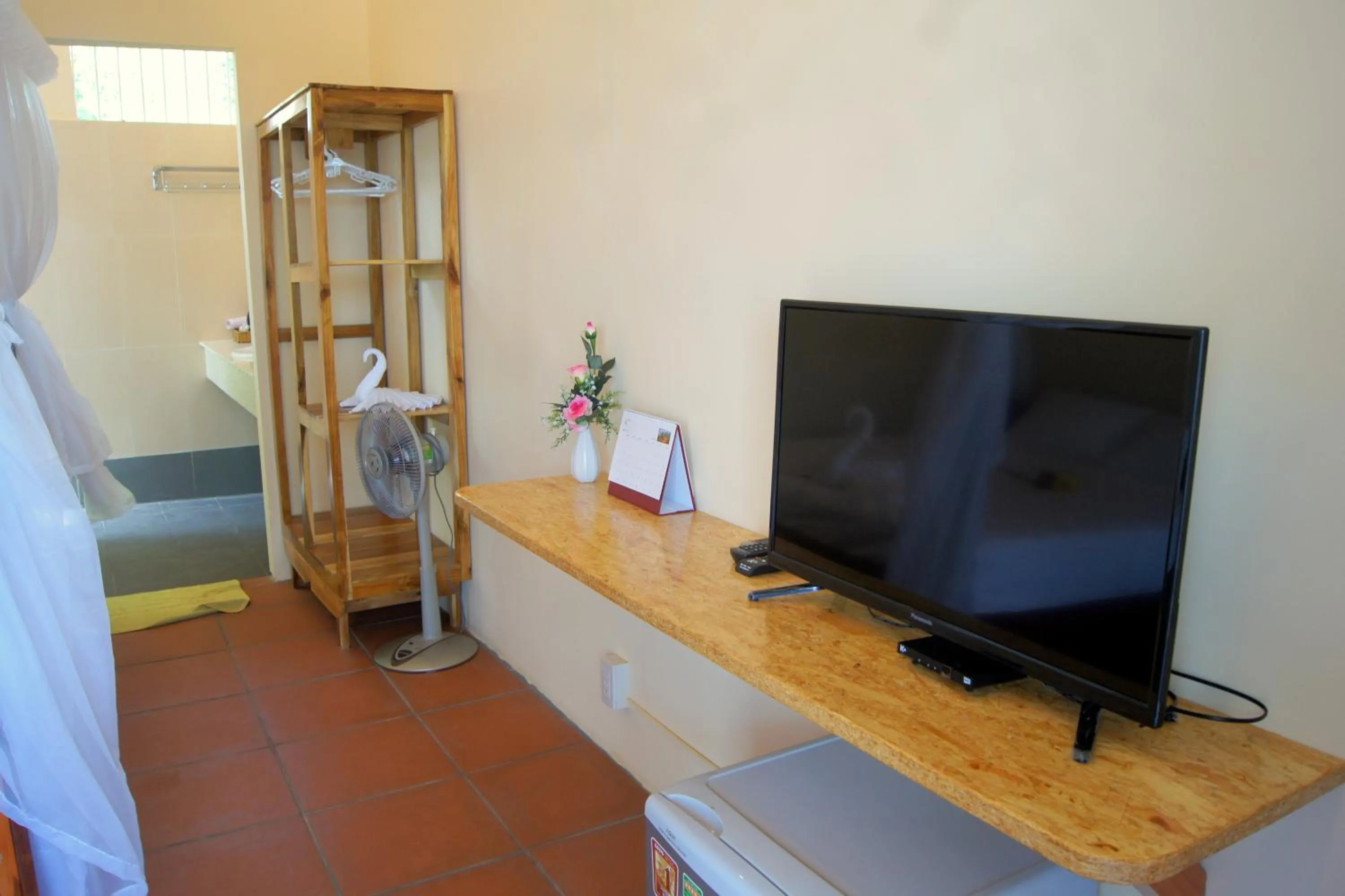 TV and multimedia in Gold Sand Beach Bungalow