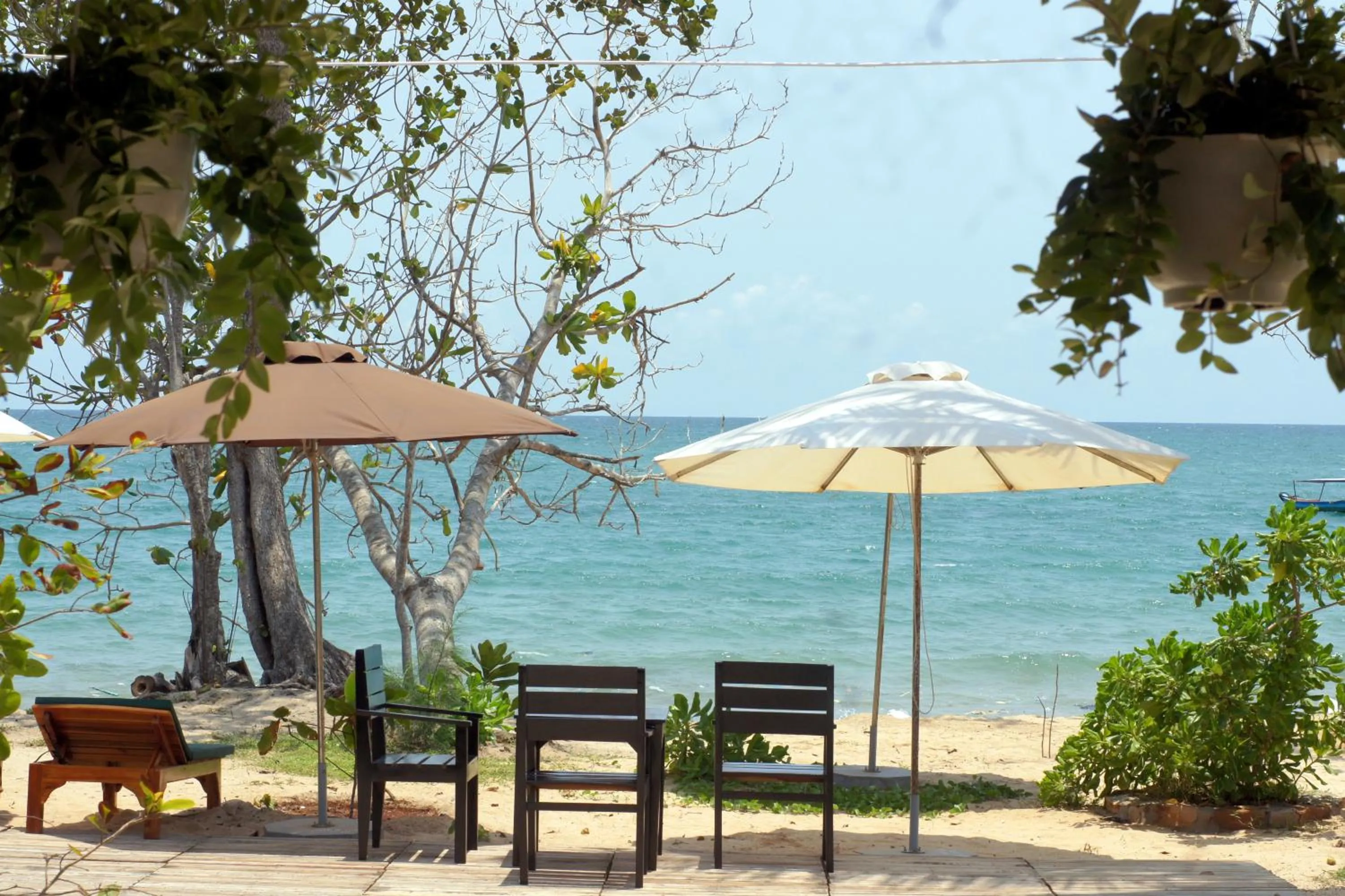 Restaurant/places to eat in Gold Sand Beach Bungalow