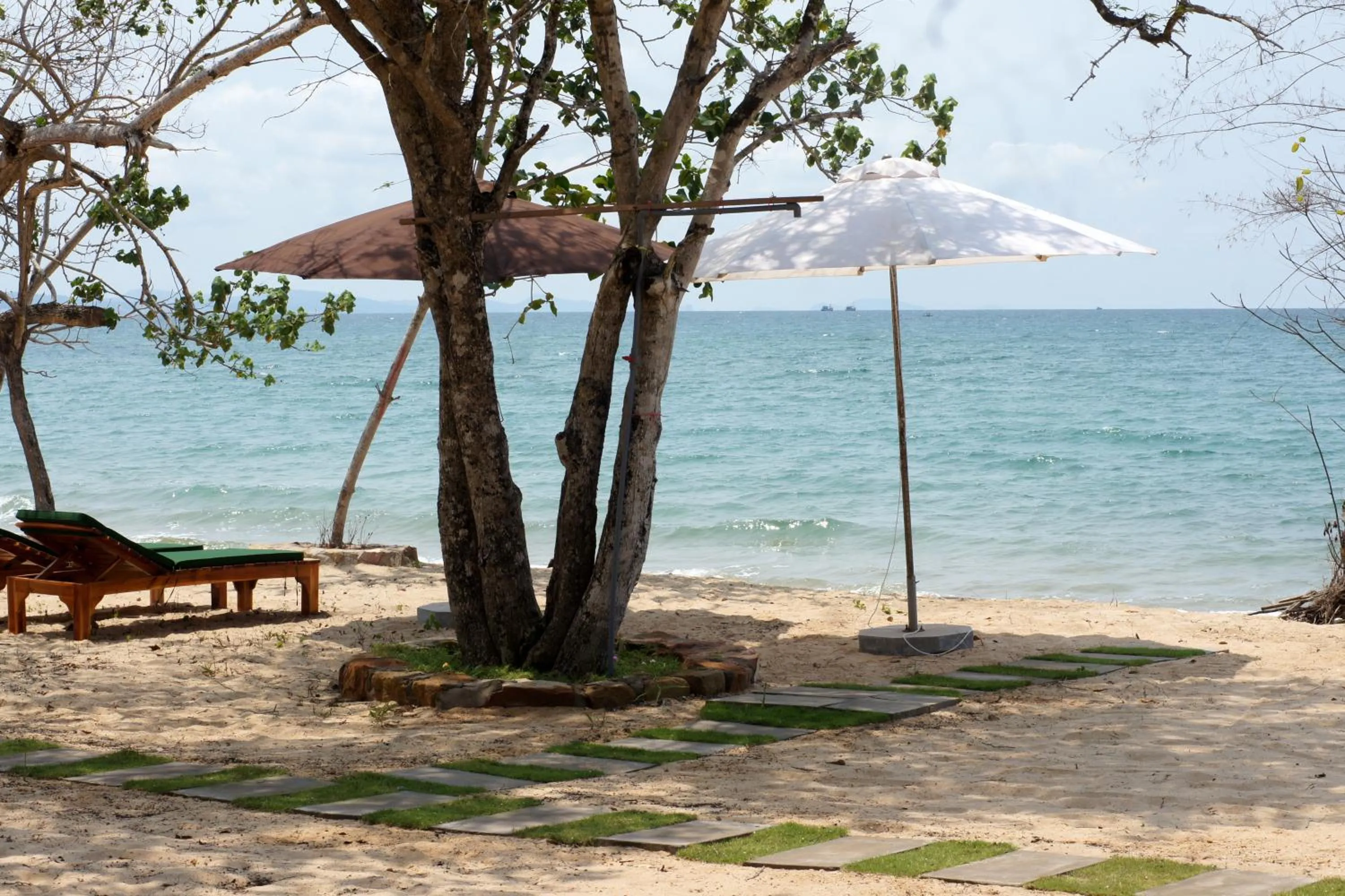Beach in Gold Sand Beach Bungalow