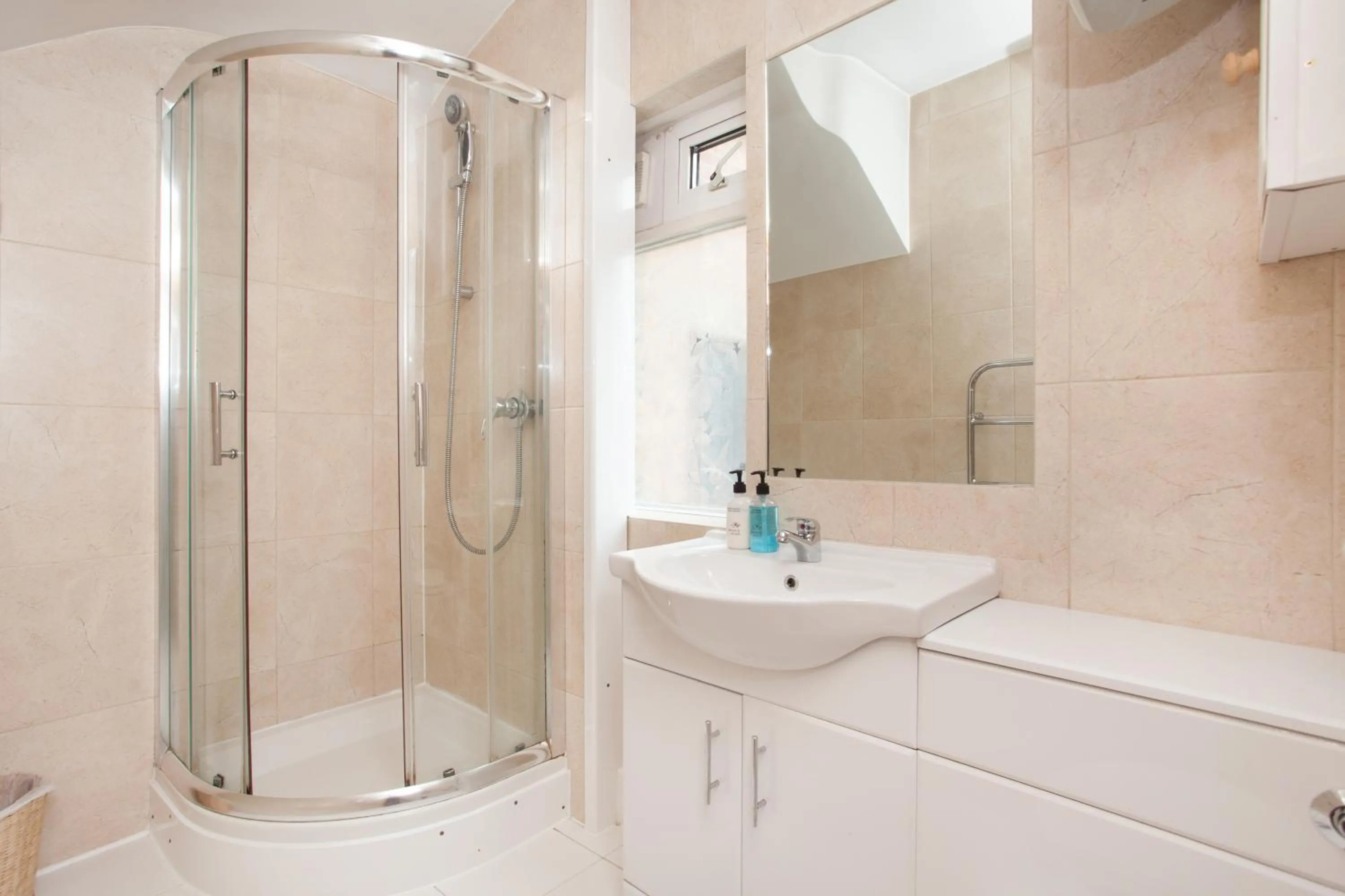 Day in Carnaby & Oxford Street - Central Soho - One Bedroom - Double Bed & SofaBed
