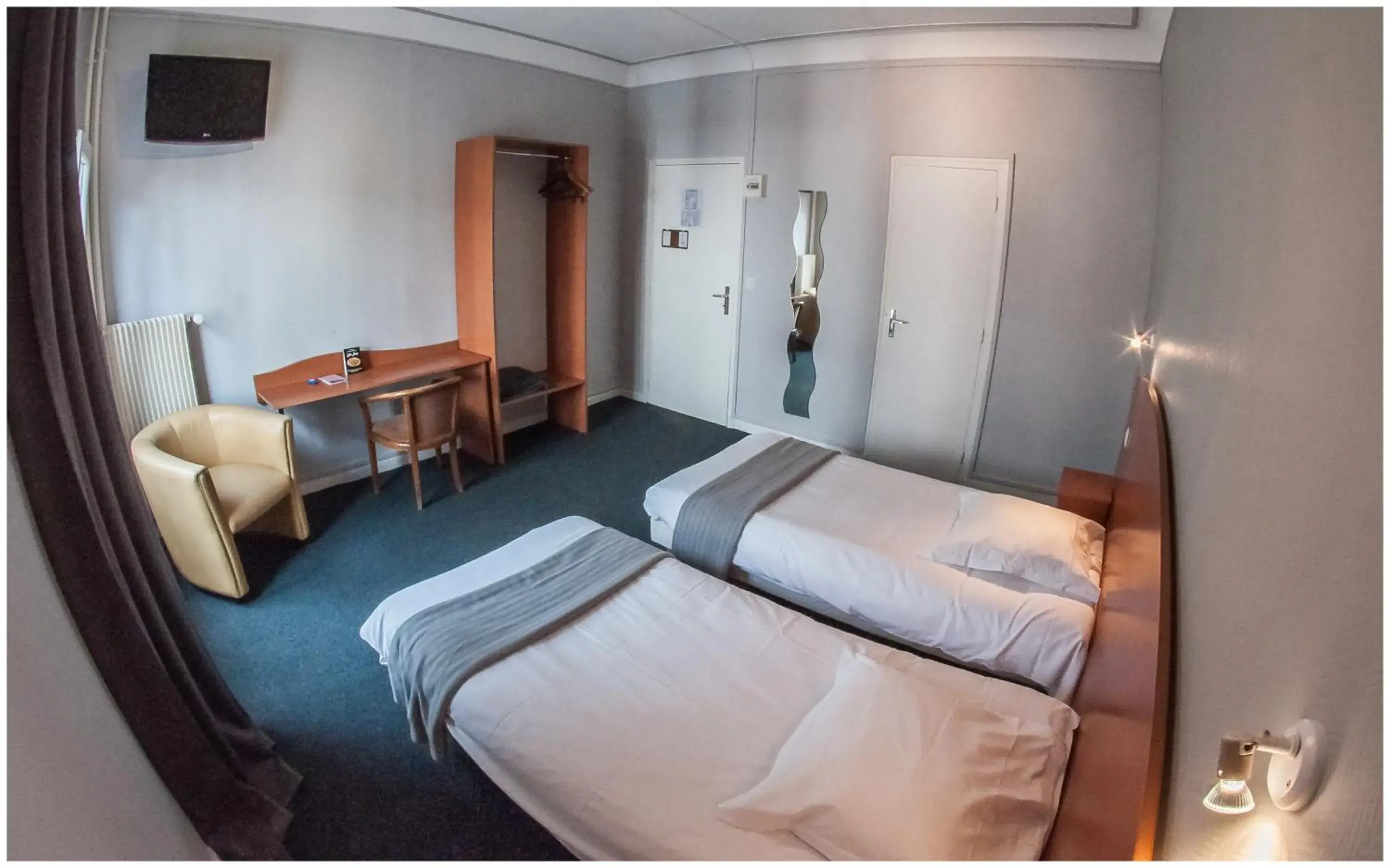 Twin Room in Hôtel Gambetta Twin Room in Hôtel Gambetta
