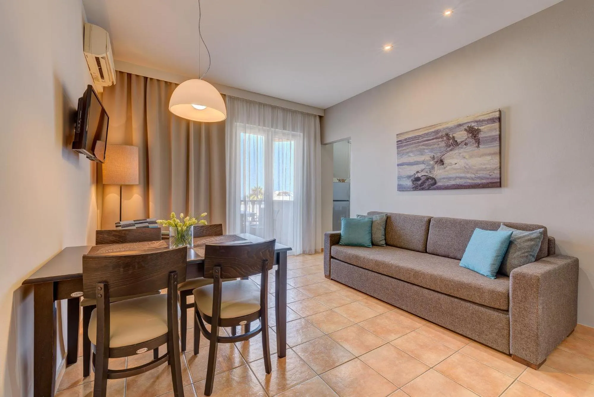 Photo of the whole room in Corinna Mare