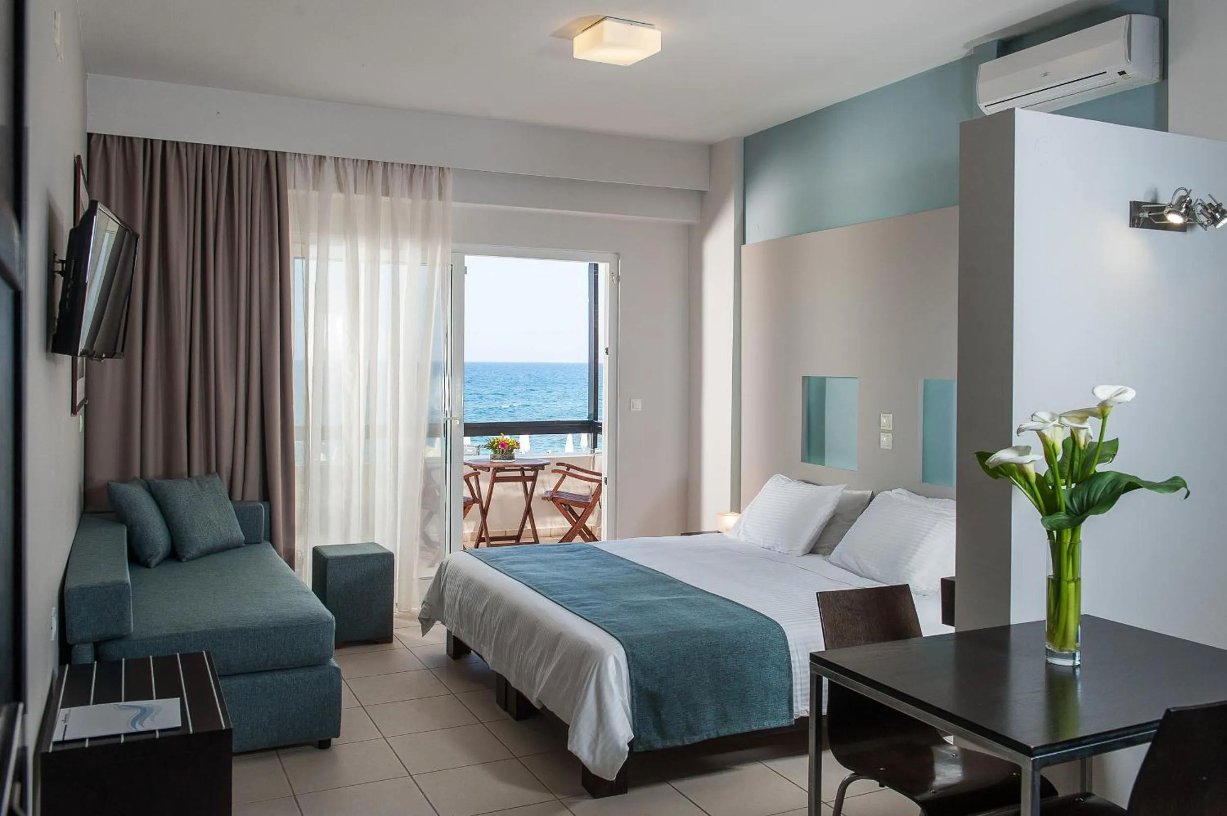 Photo of the whole room, Bed in Corinna Mare