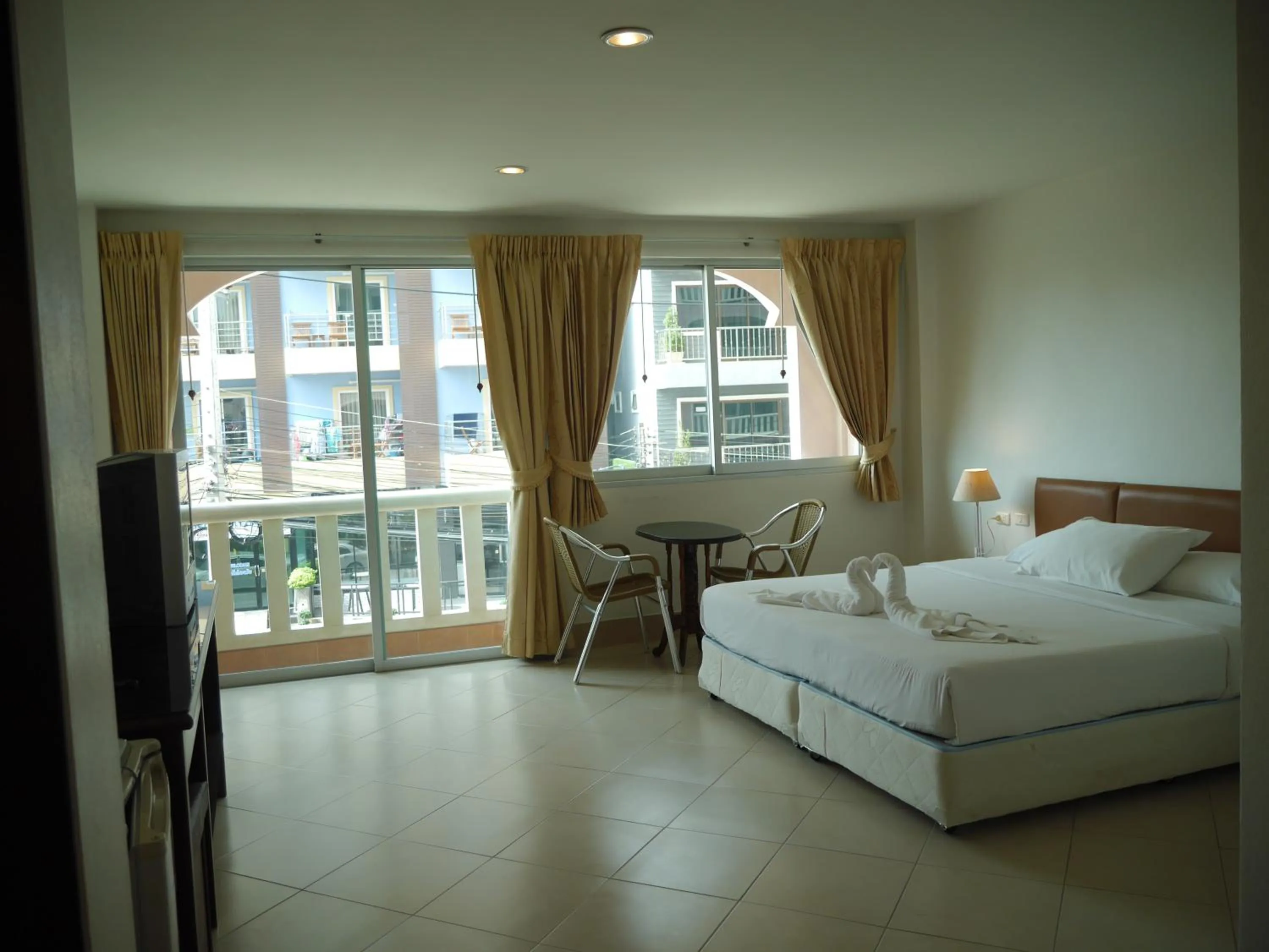 Photo of the whole room, Bed in Baan Petcharat