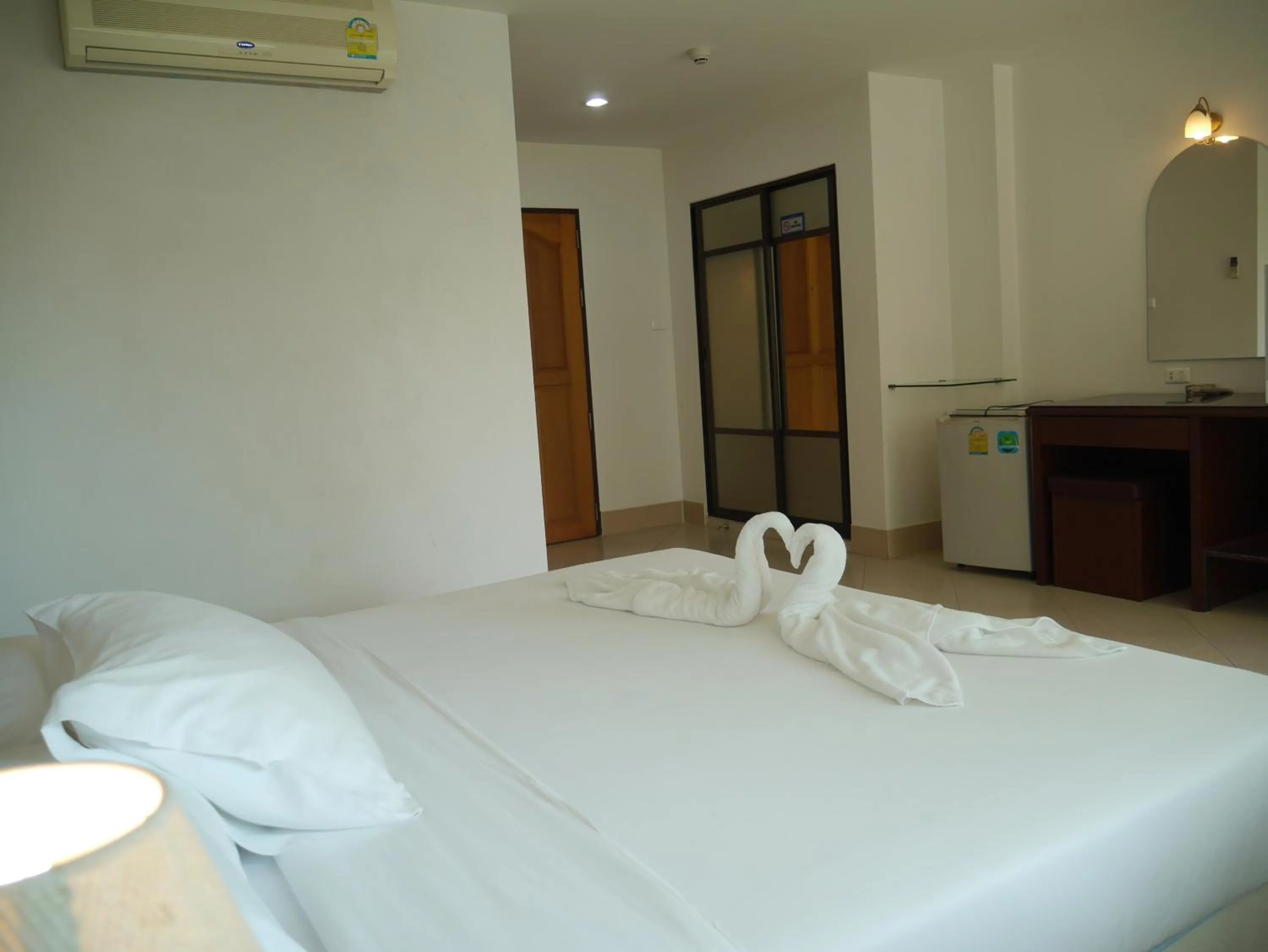 Photo of the whole room, Bed in Baan Petcharat