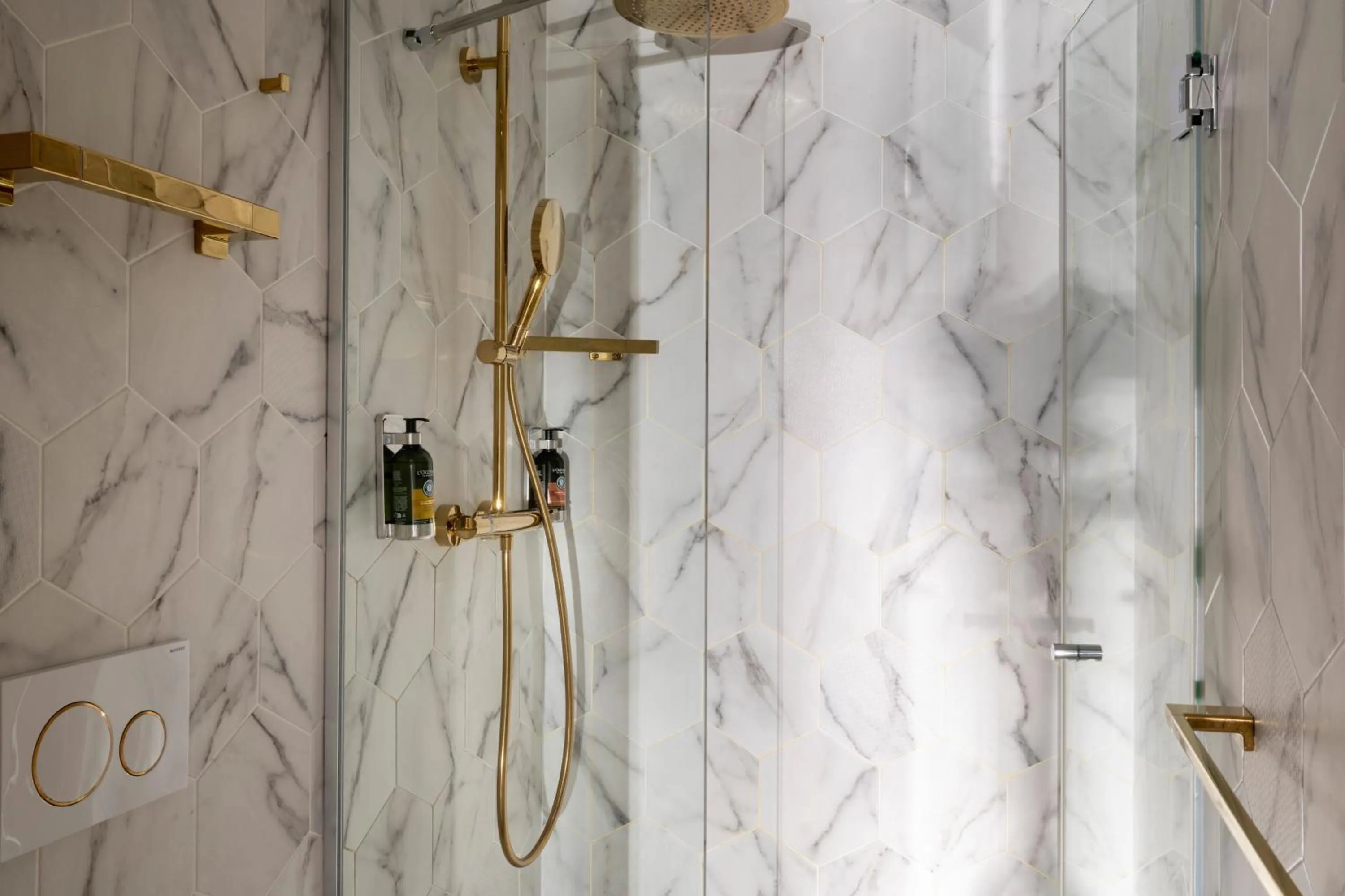 Shower in Hôtel Maxim Folies
