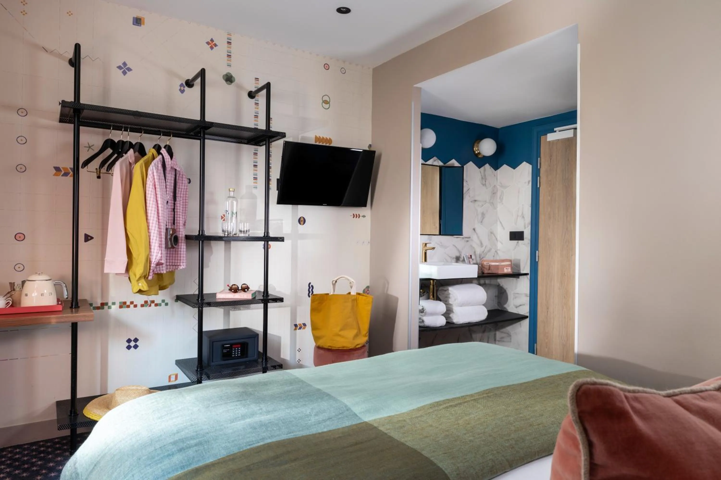 Bedroom, Bed in Hôtel Maxim Folies