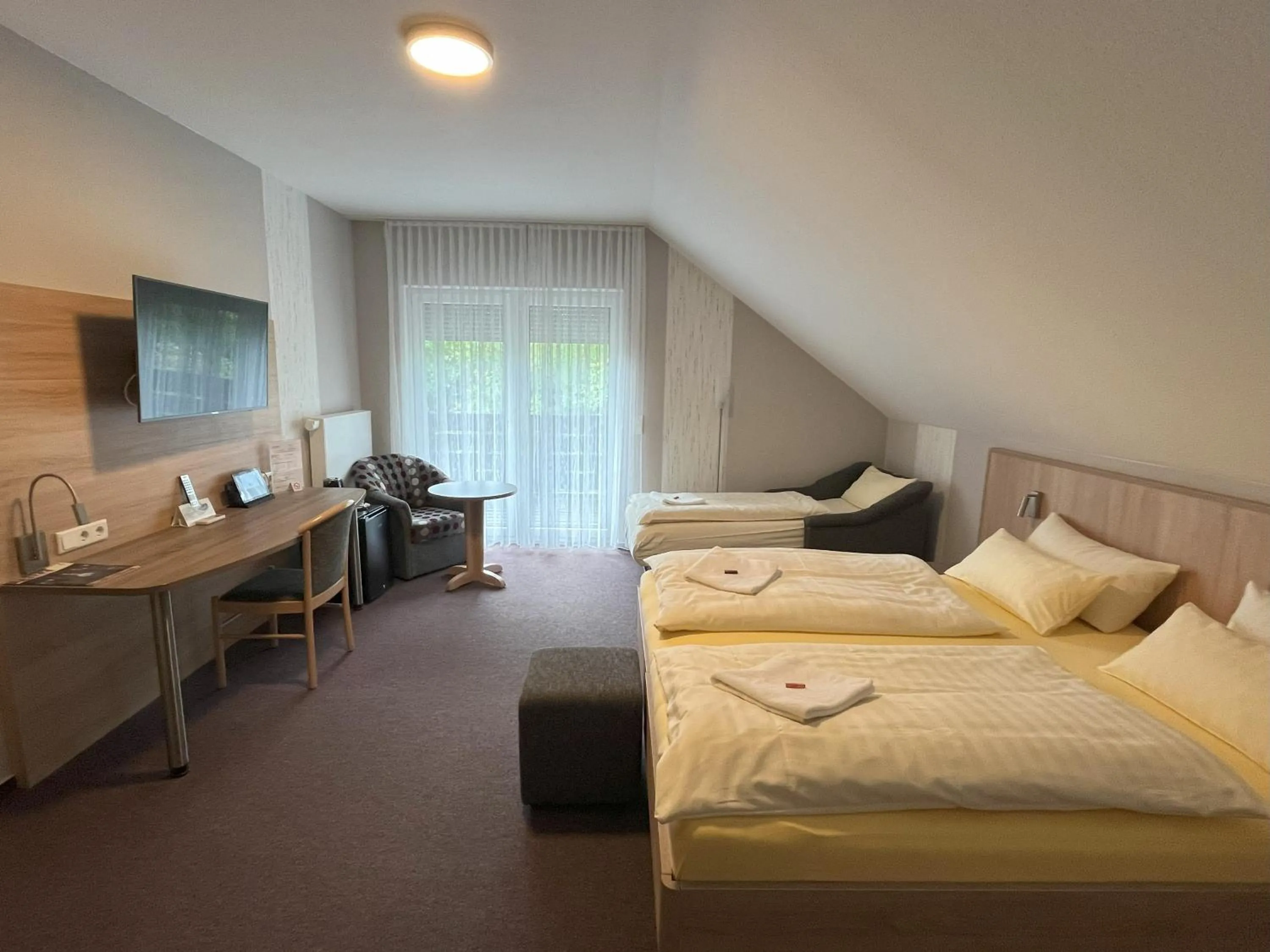 Photo of the whole room, Bed in Hotel am Steinertsee - Kassel-Ost