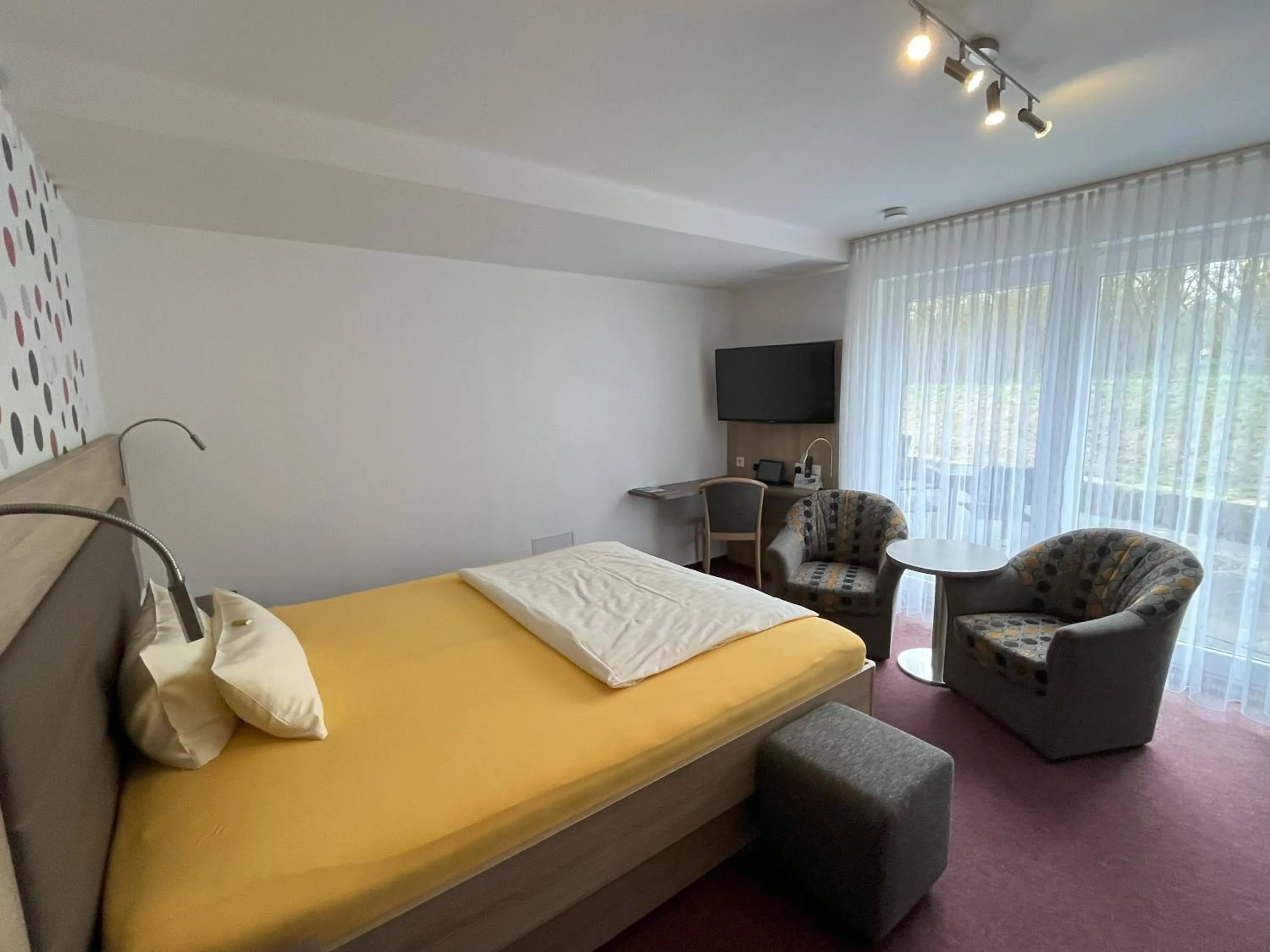 Photo of the whole room, Bed in Hotel am Steinertsee - Kassel-Ost