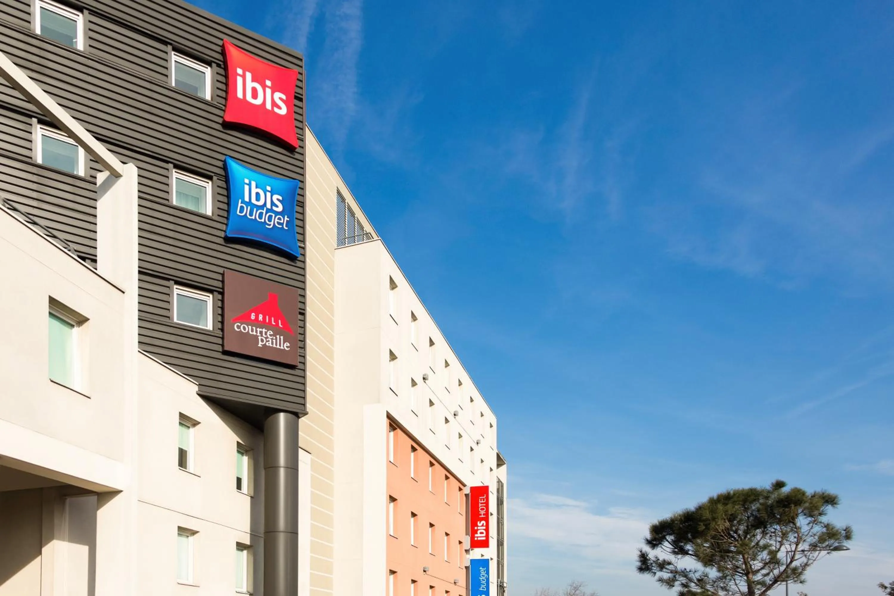Facade/entrance in Ibis Orly Chevilly Tram 7