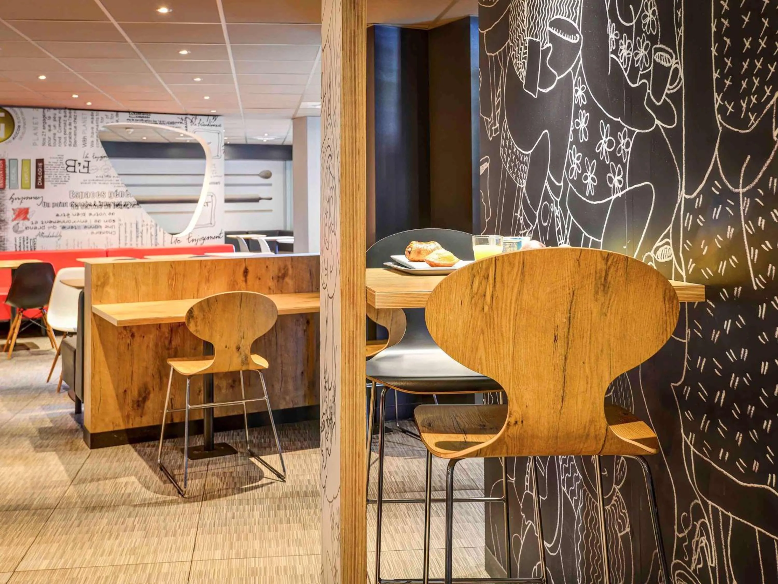 Restaurant/places to eat in Ibis Orly Chevilly Tram 7