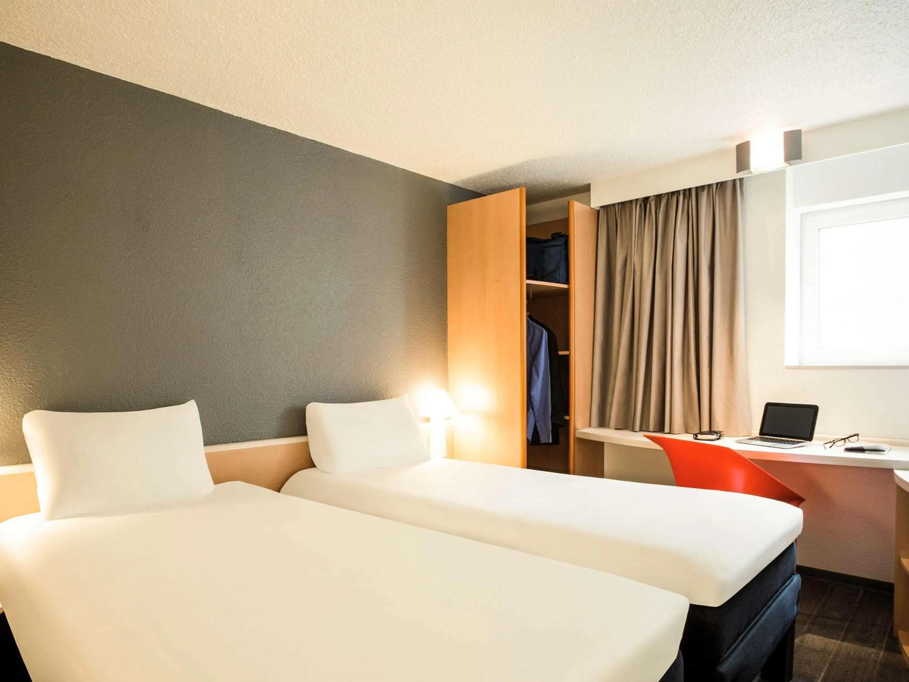 Photo of the whole room, Bed in Ibis Orly Chevilly Tram 7