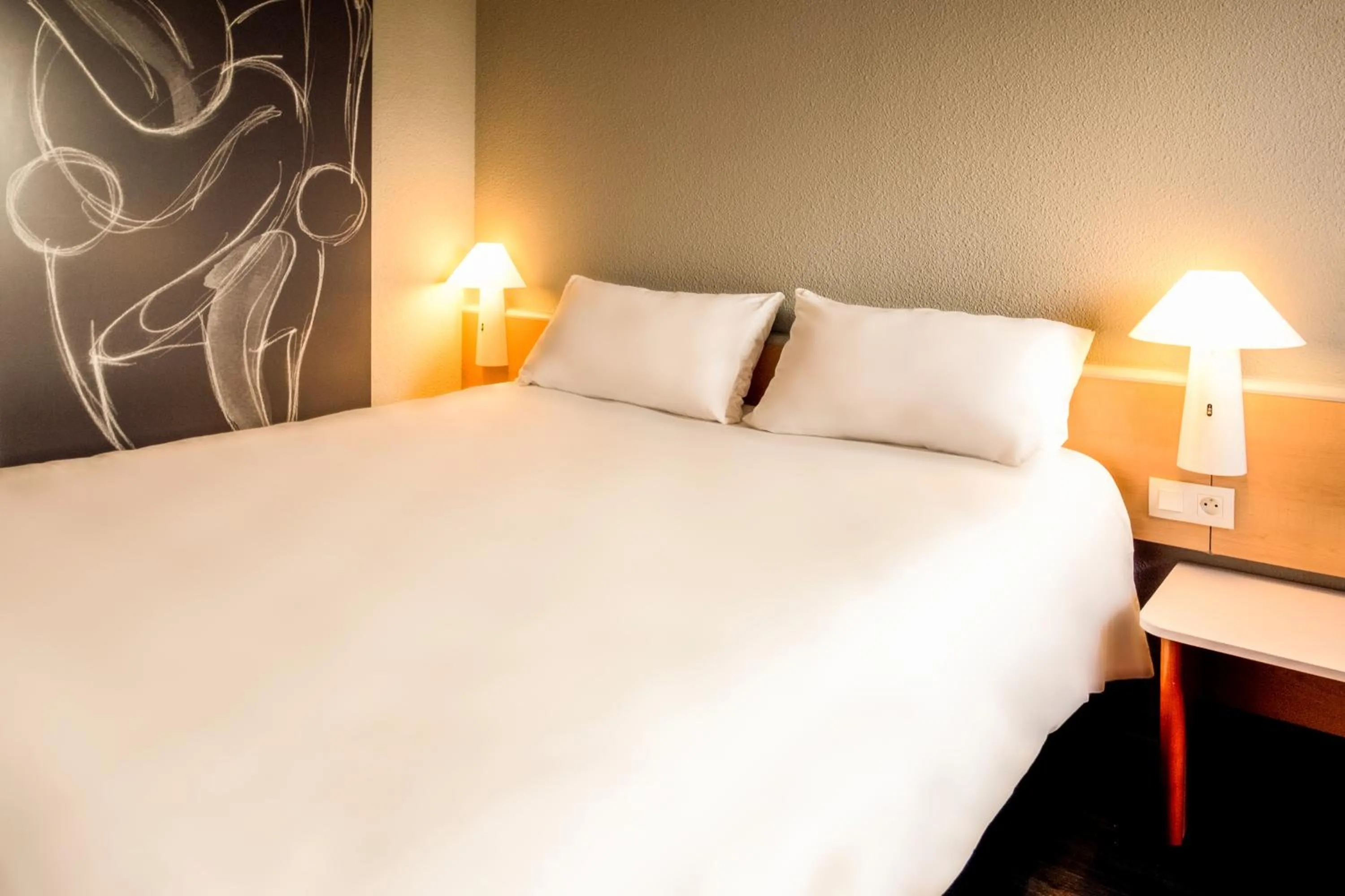 Bed in Ibis Orly Chevilly Tram 7