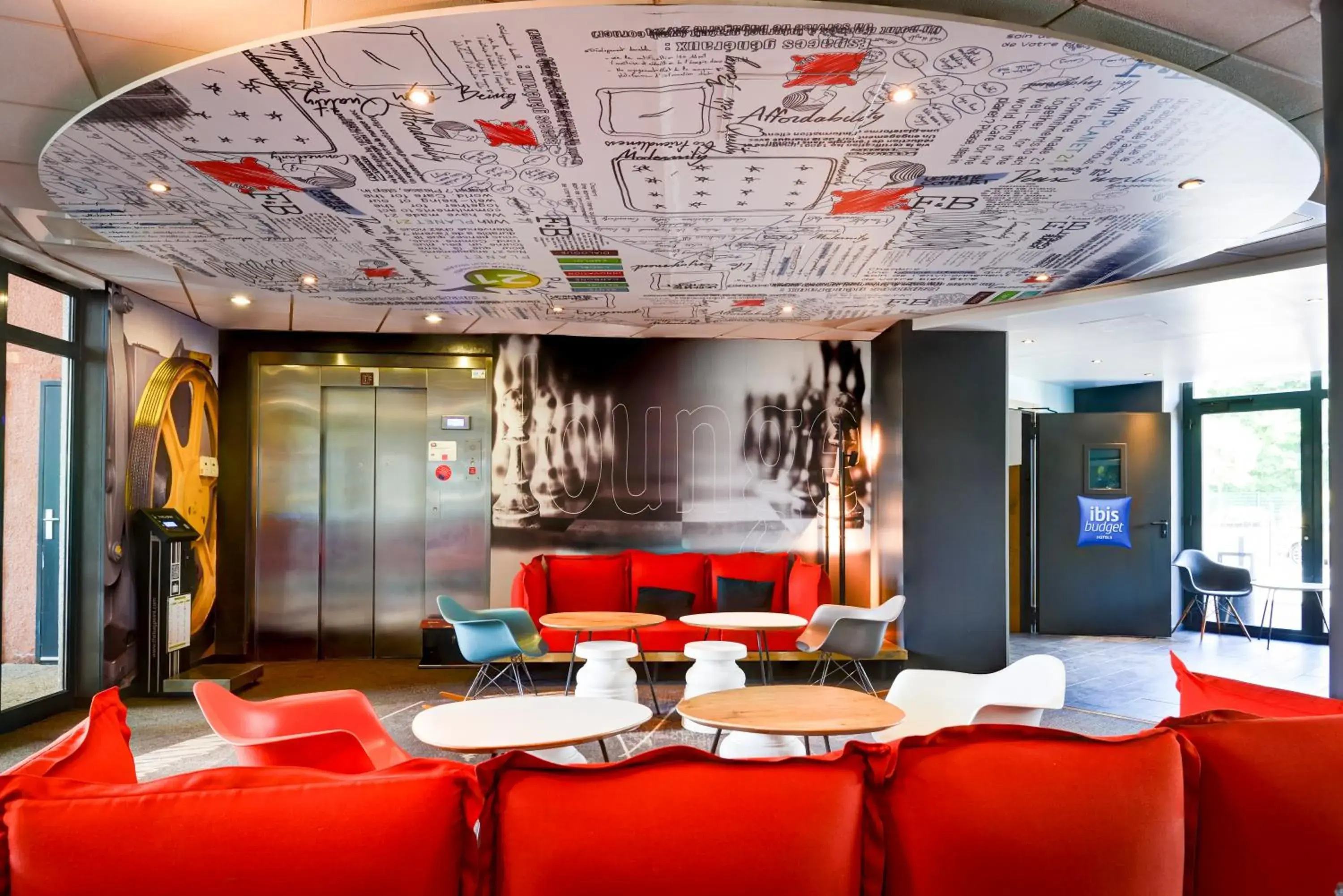 Lounge or bar in Ibis Orly Chevilly Tram 7 Lounge or bar in Ibis Orly Chevilly Tram 7