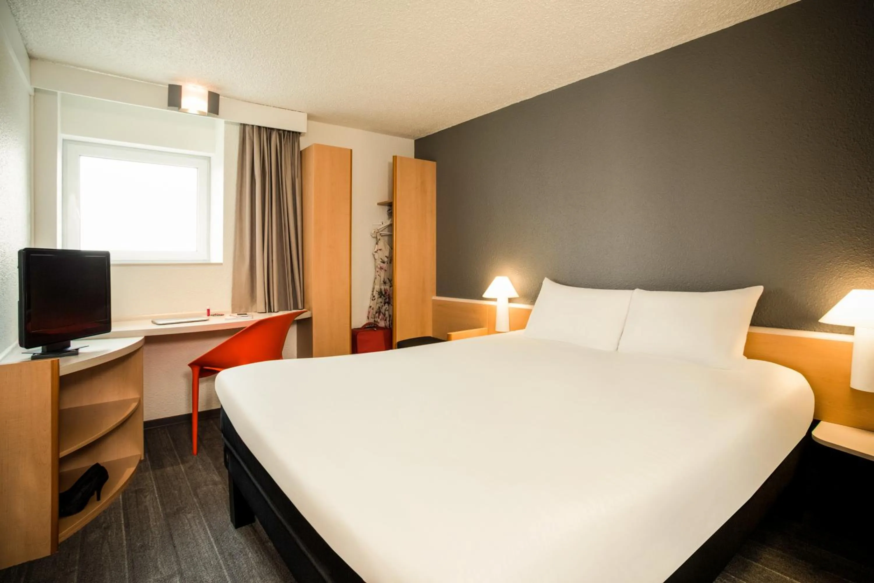 Bed in Ibis Orly Chevilly Tram 7