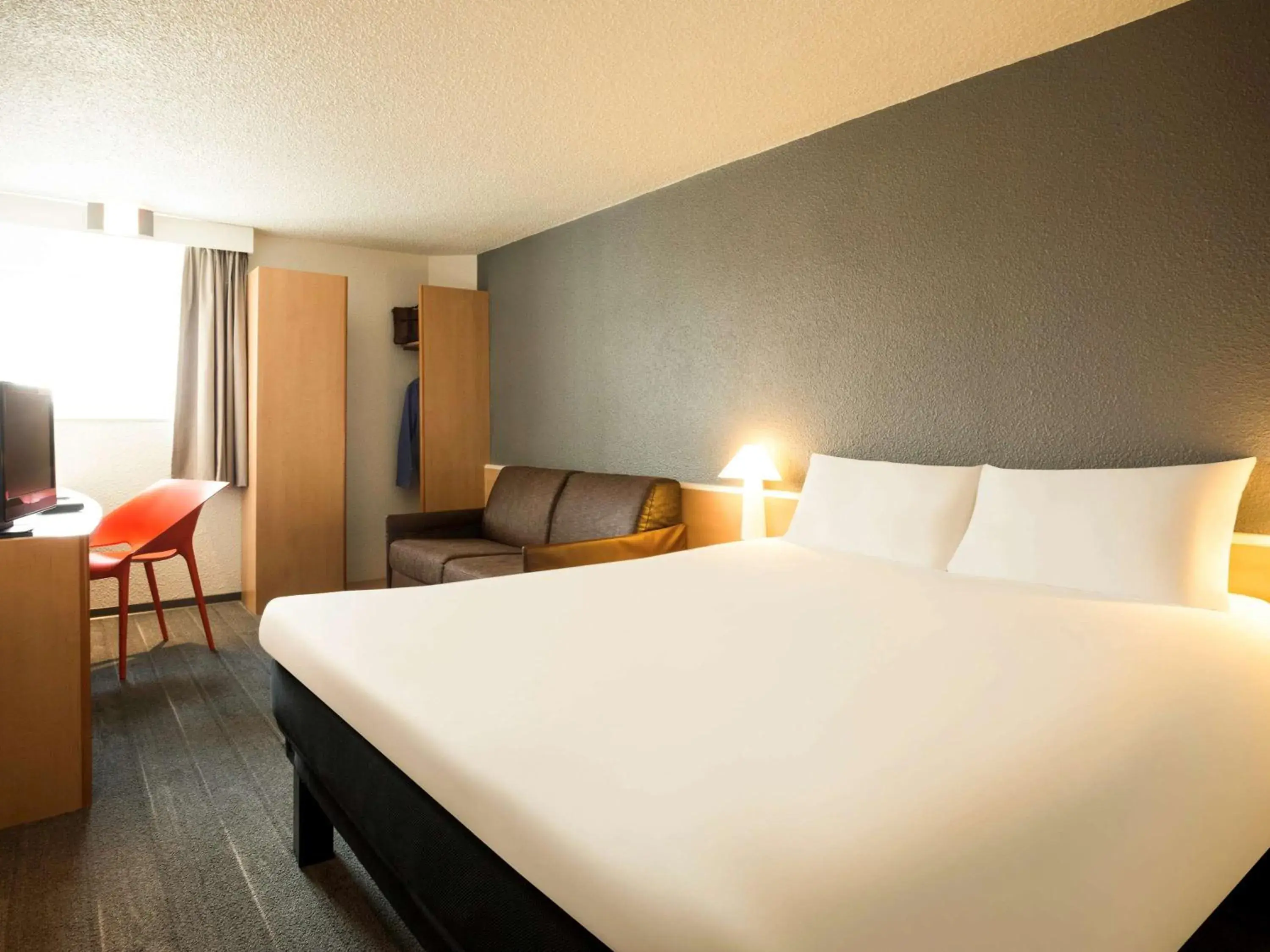 Property building, Bed in Ibis Orly Chevilly Tram 7 Property building, Bed in Ibis Orly Chevilly Tram 7