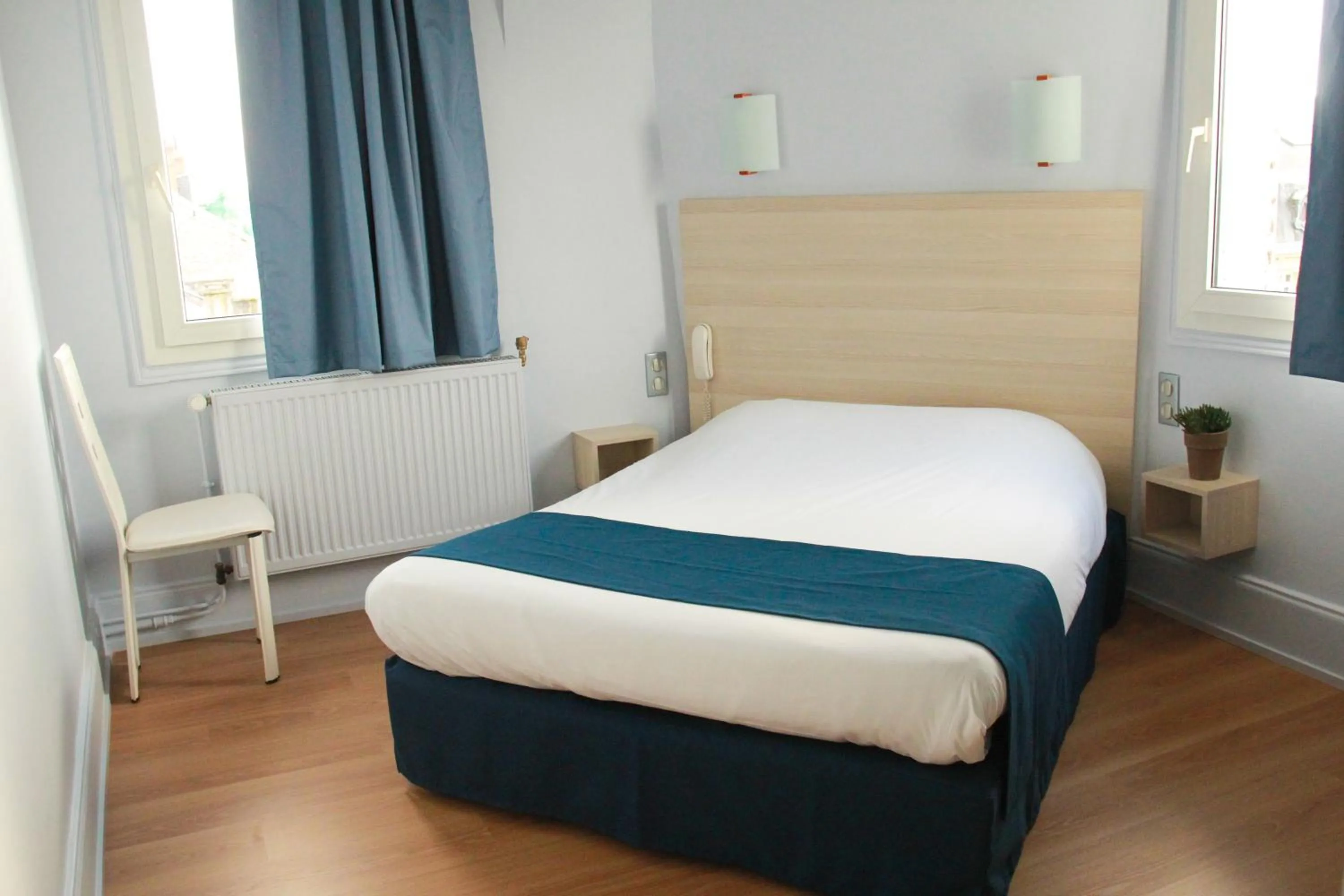 Bedroom, Bed in Hôtel De La Cathédrale
