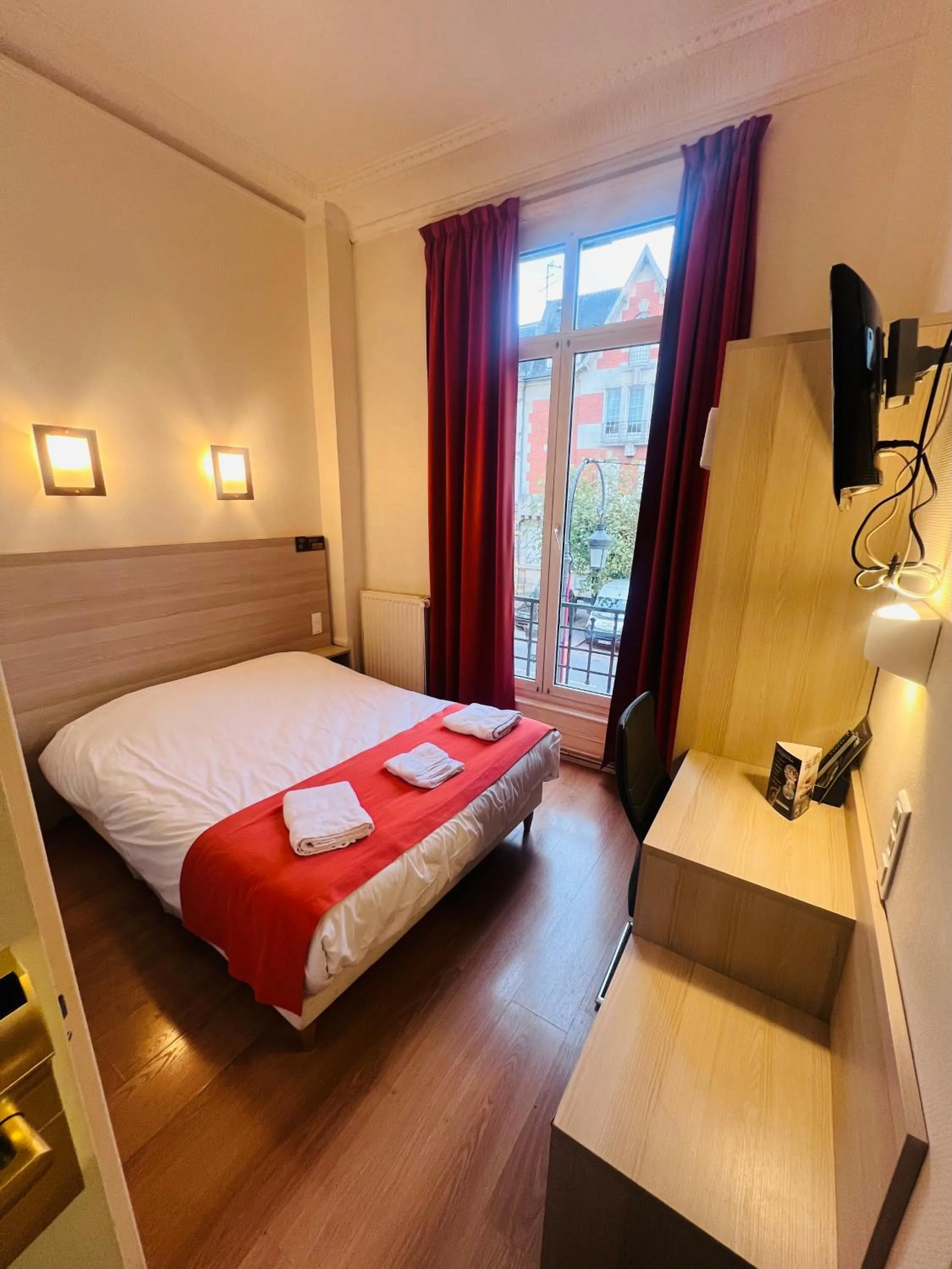 Bed in Hôtel De La Cathédrale