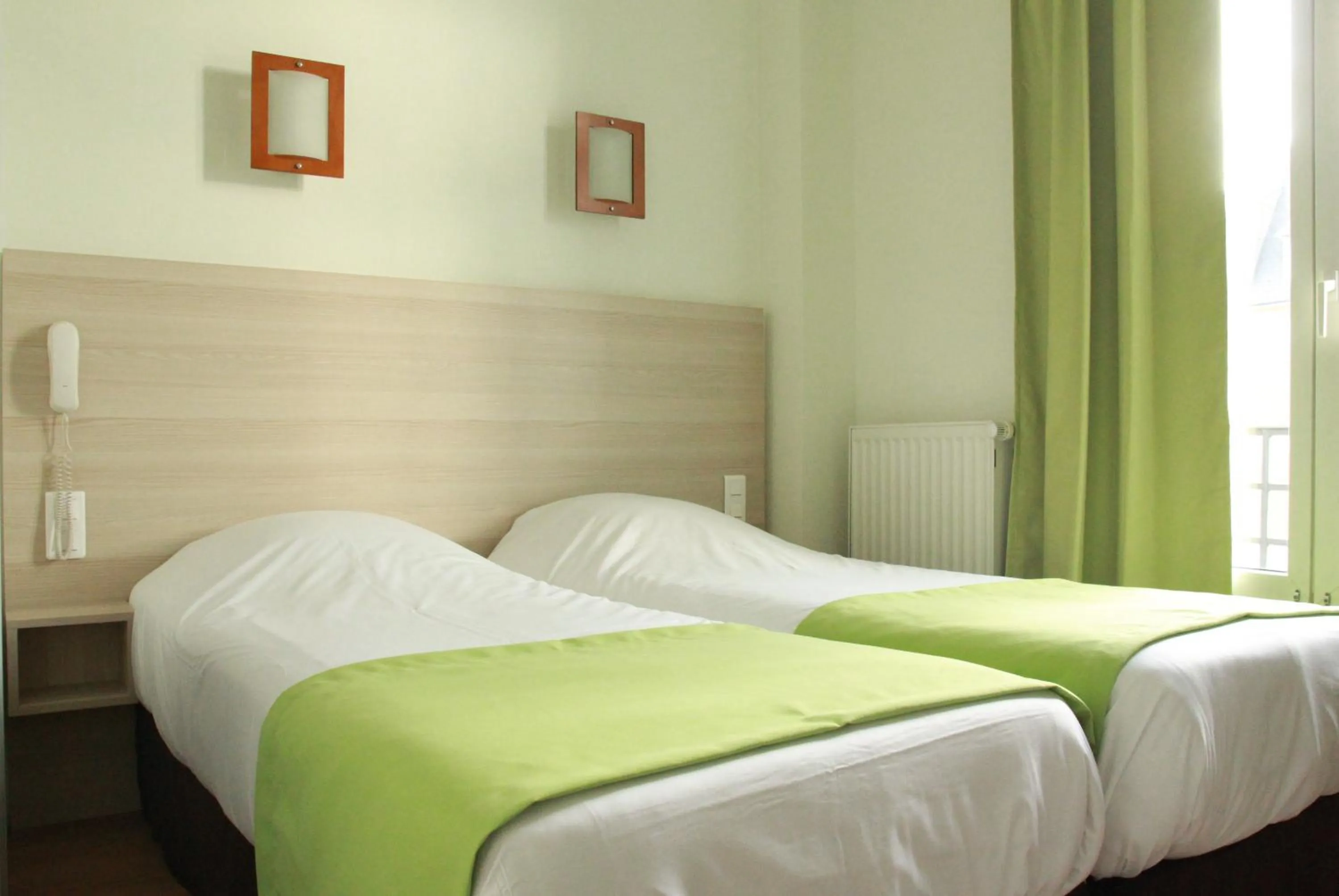 Bedroom, Bed in Hôtel De La Cathédrale