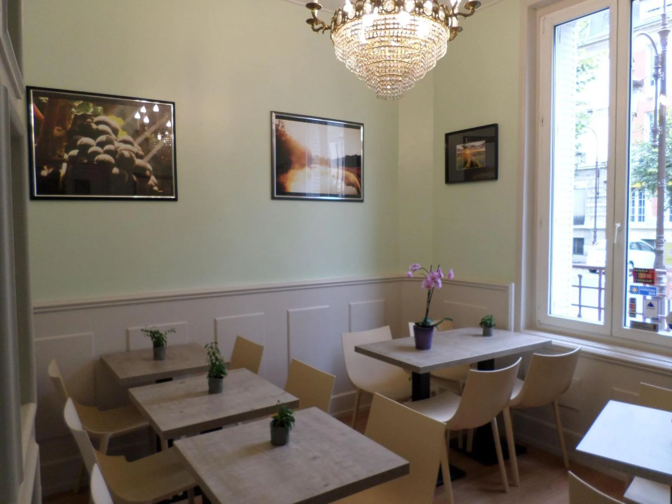 Restaurant/places to eat in Hôtel De La Cathédrale