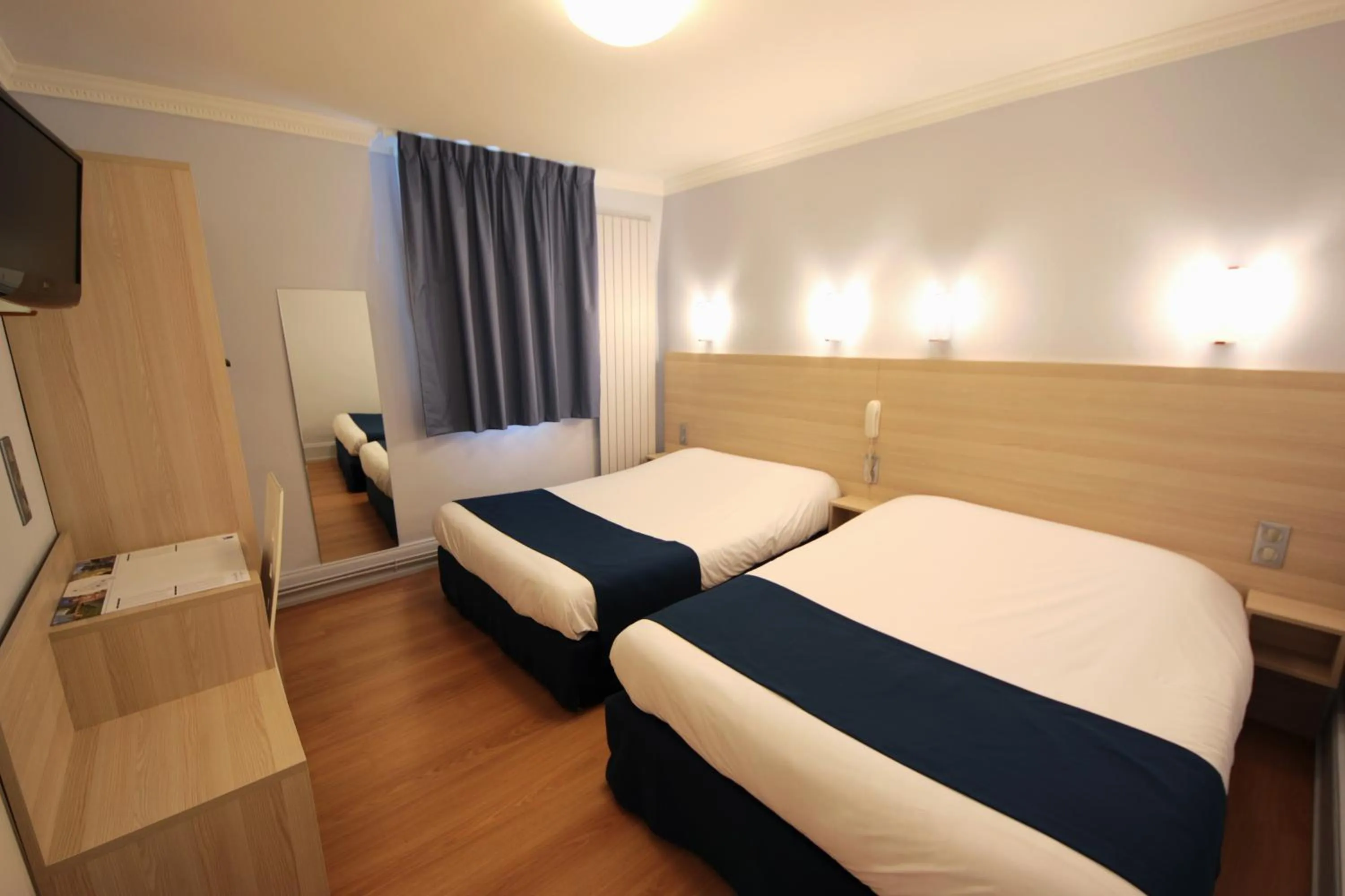 Bed in Hôtel De La Cathédrale