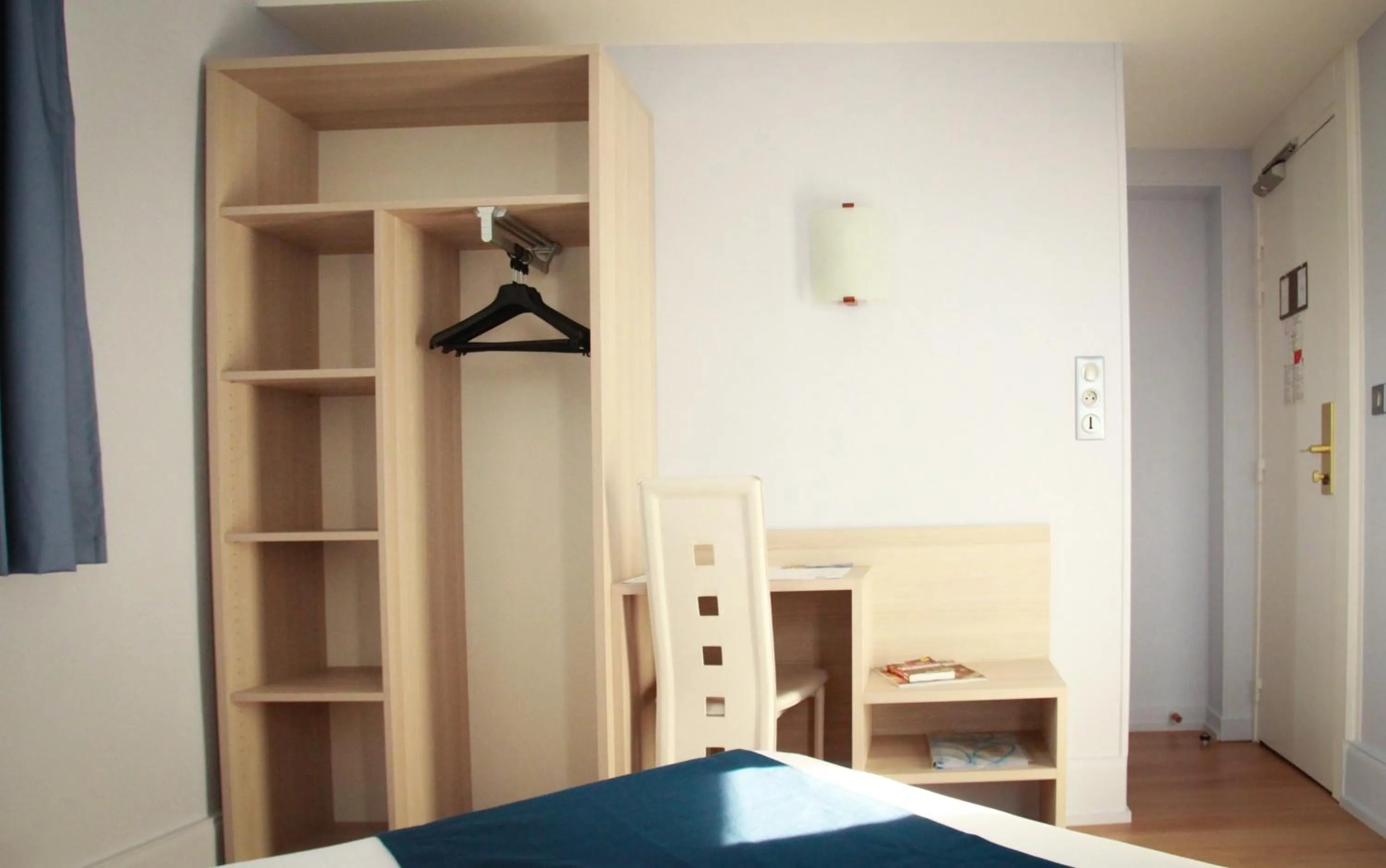 Bedroom, Bed in Hôtel De La Cathédrale