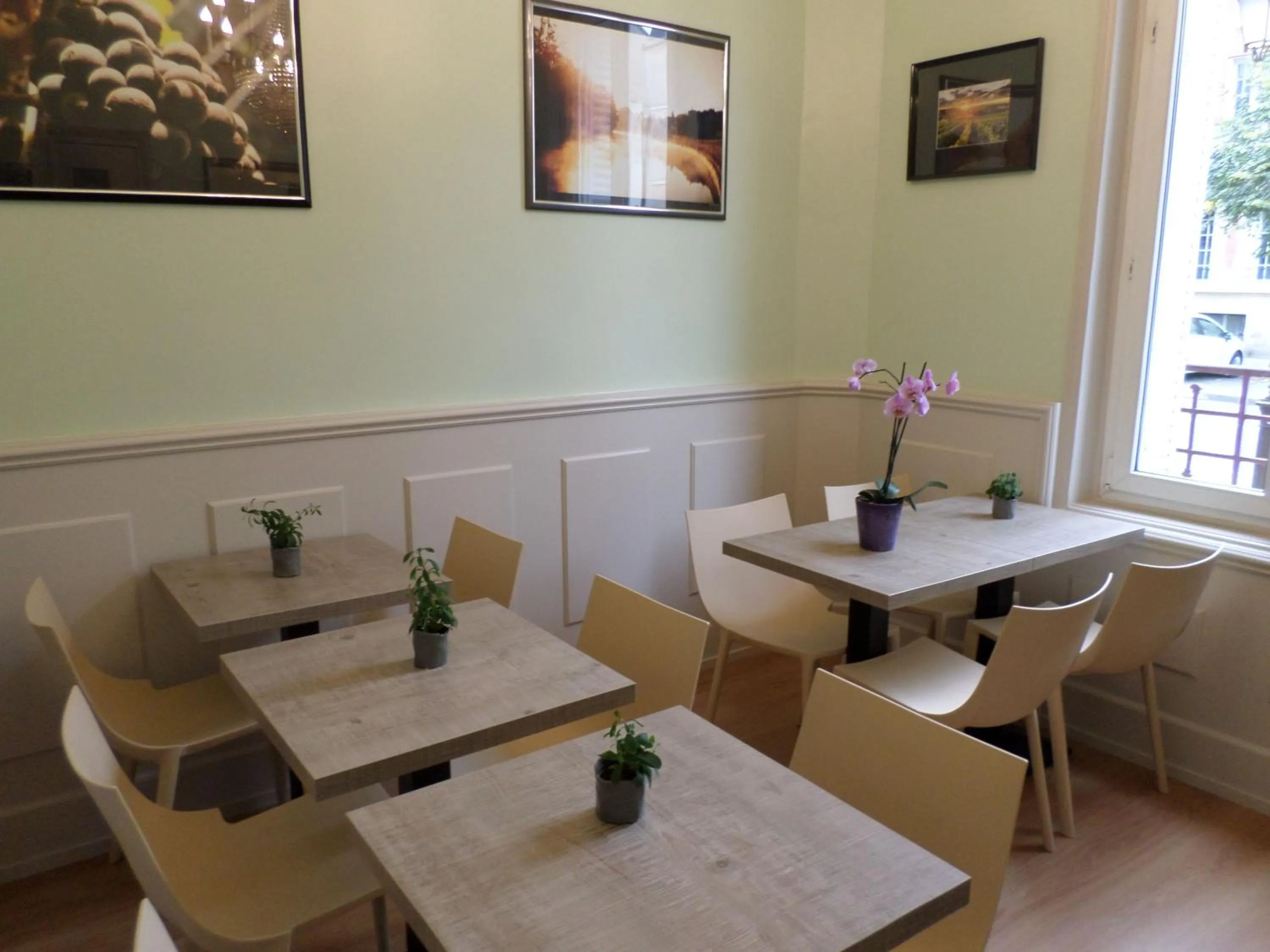 Restaurant/places to eat in Hôtel De La Cathédrale