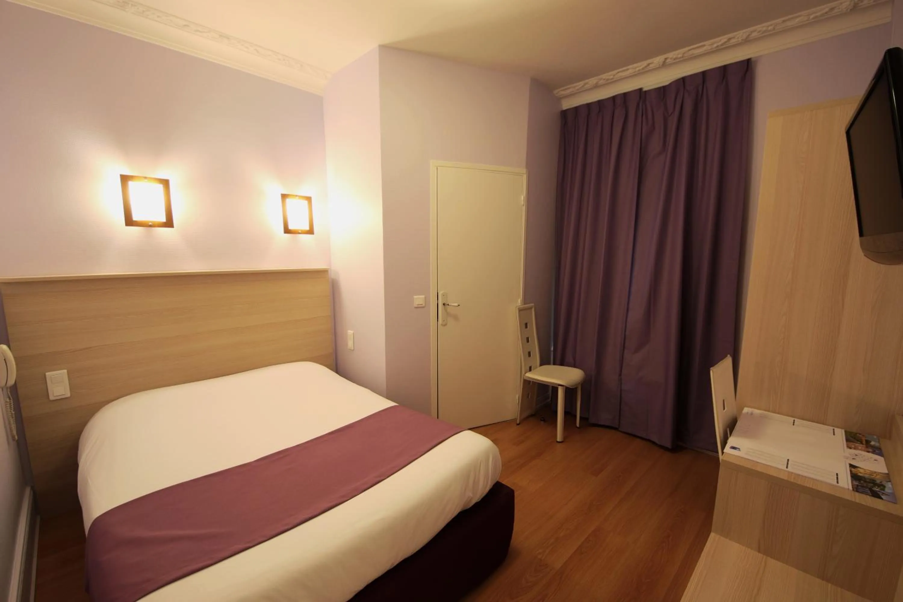 Bedroom, Bed in Hôtel De La Cathédrale