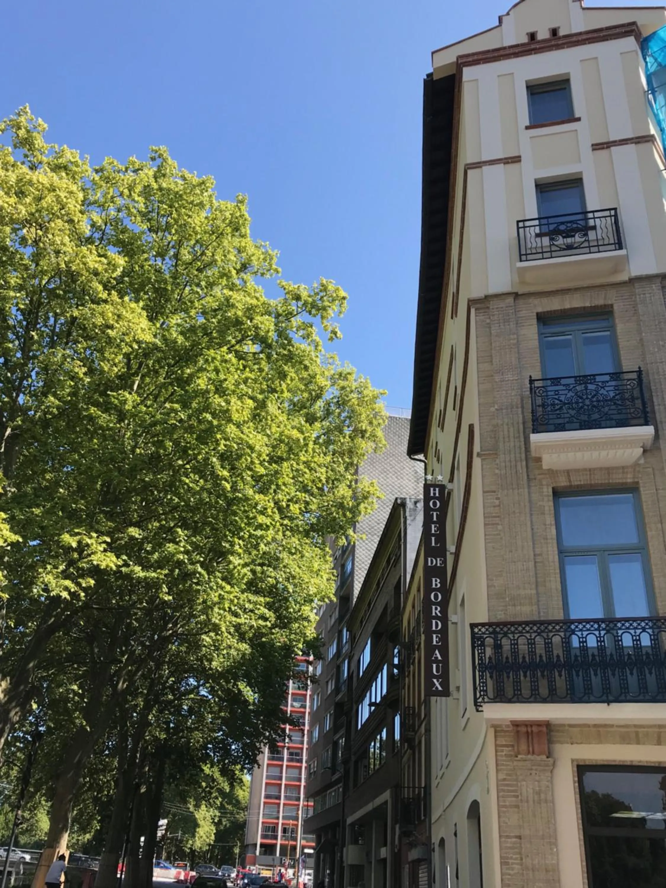 Property building in Hotel de Bordeaux