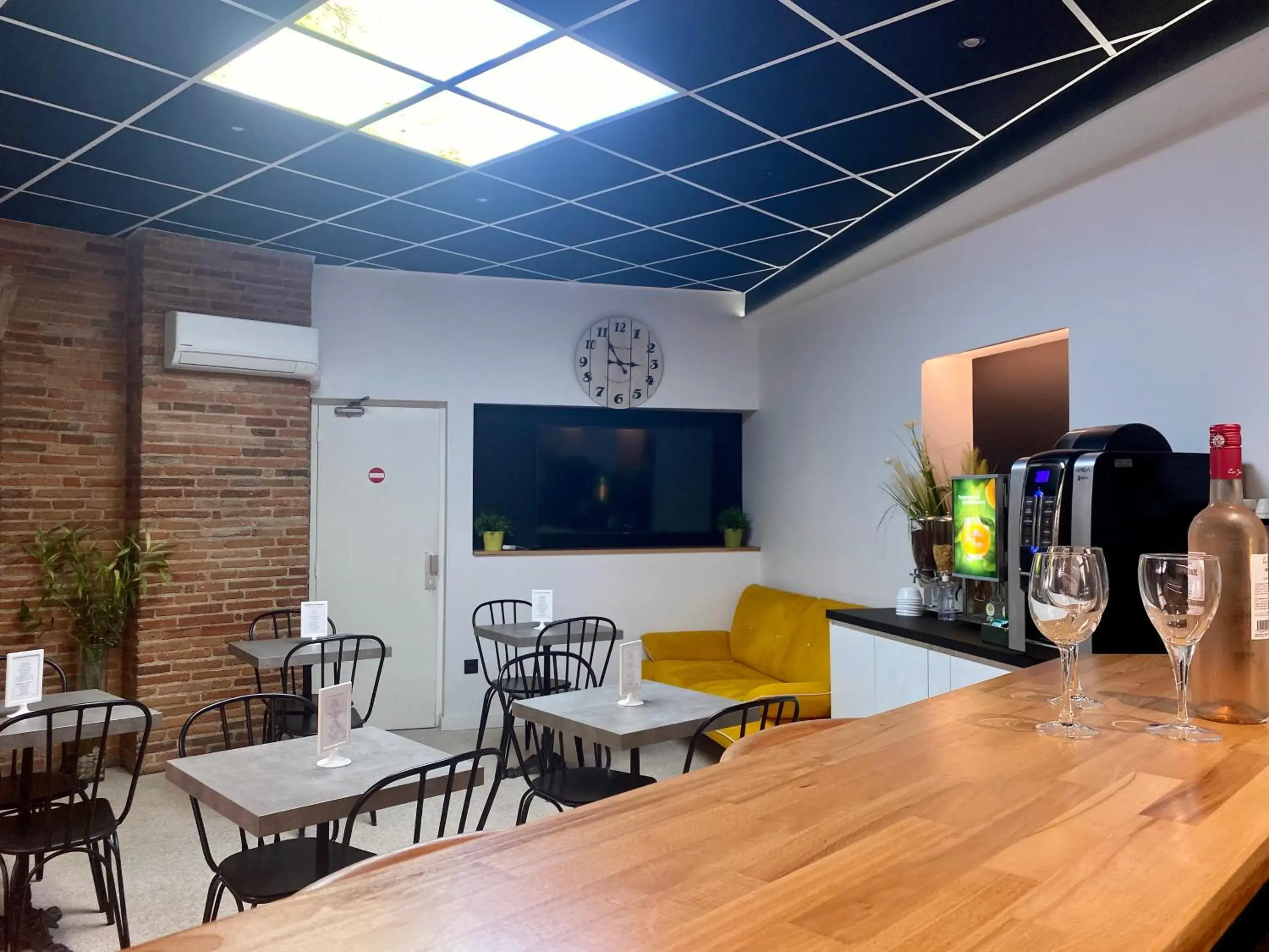 Lounge or bar in Hotel de Bordeaux Lounge or bar in Hotel de Bordeaux