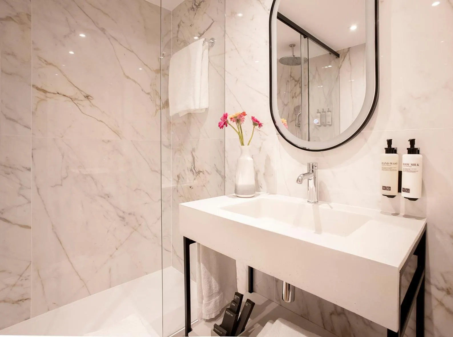 Shower in H10 London Waterloo