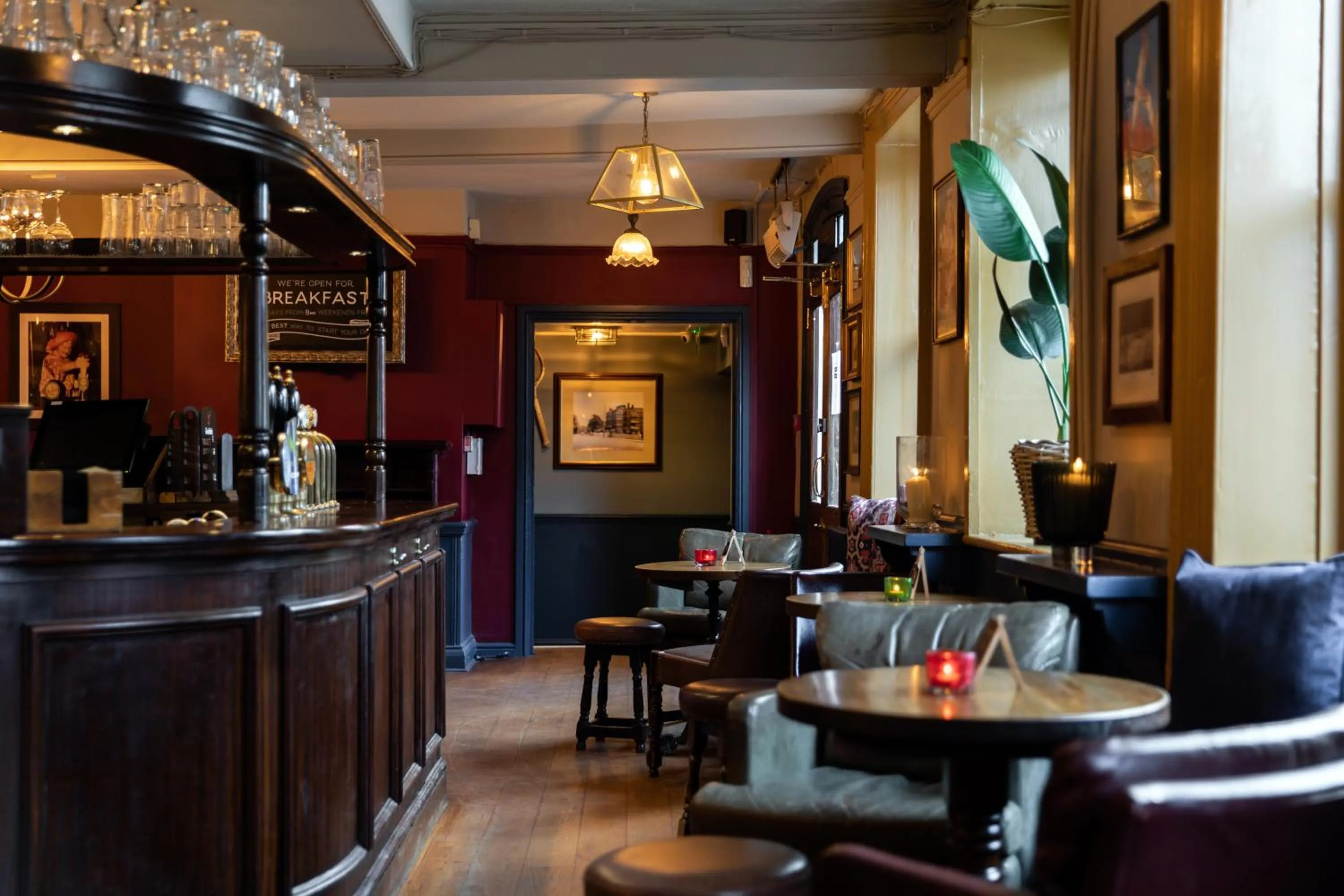 Lounge or bar in Rose And Crown Hotel