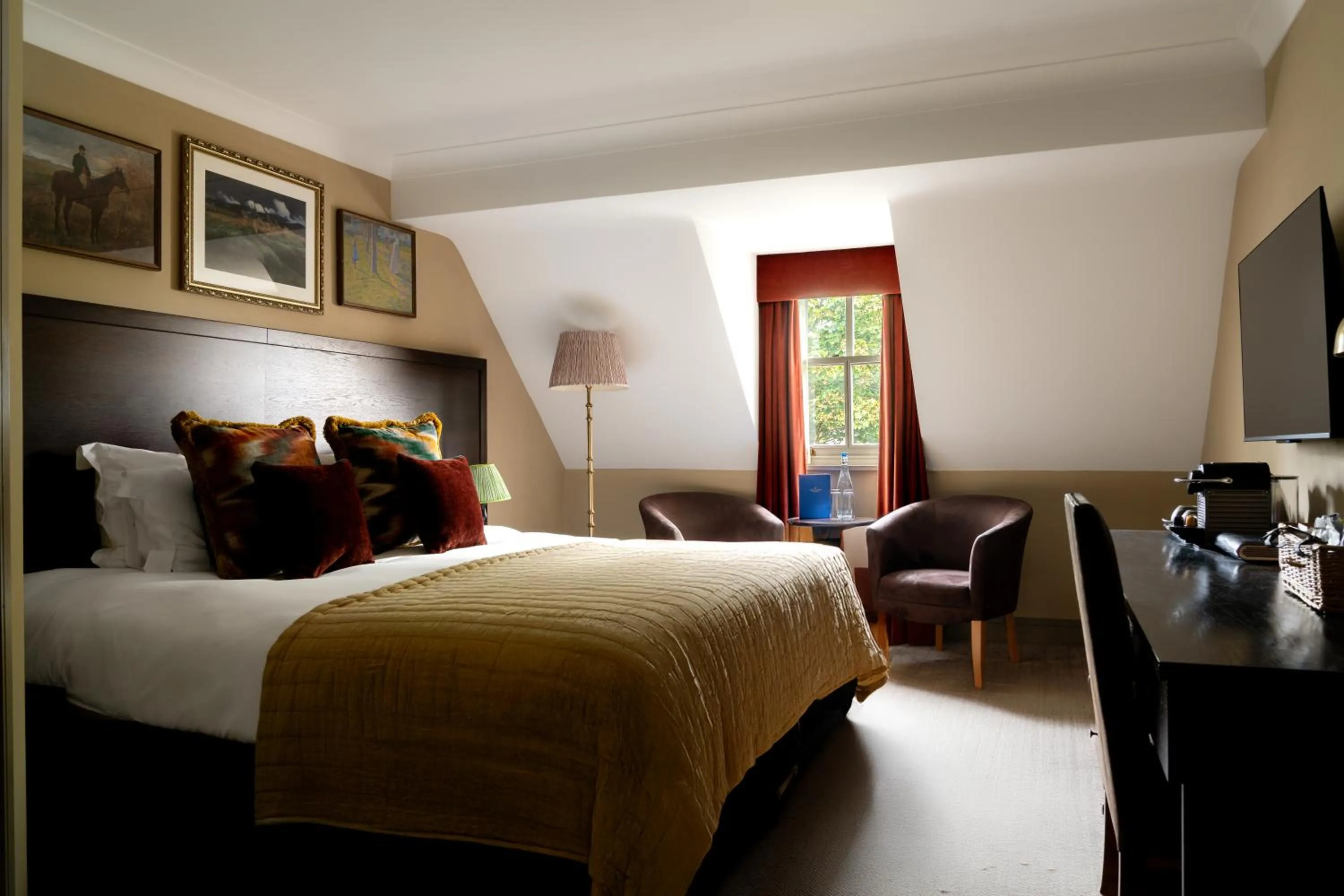 Bedroom, Bed in Rose And Crown Hotel