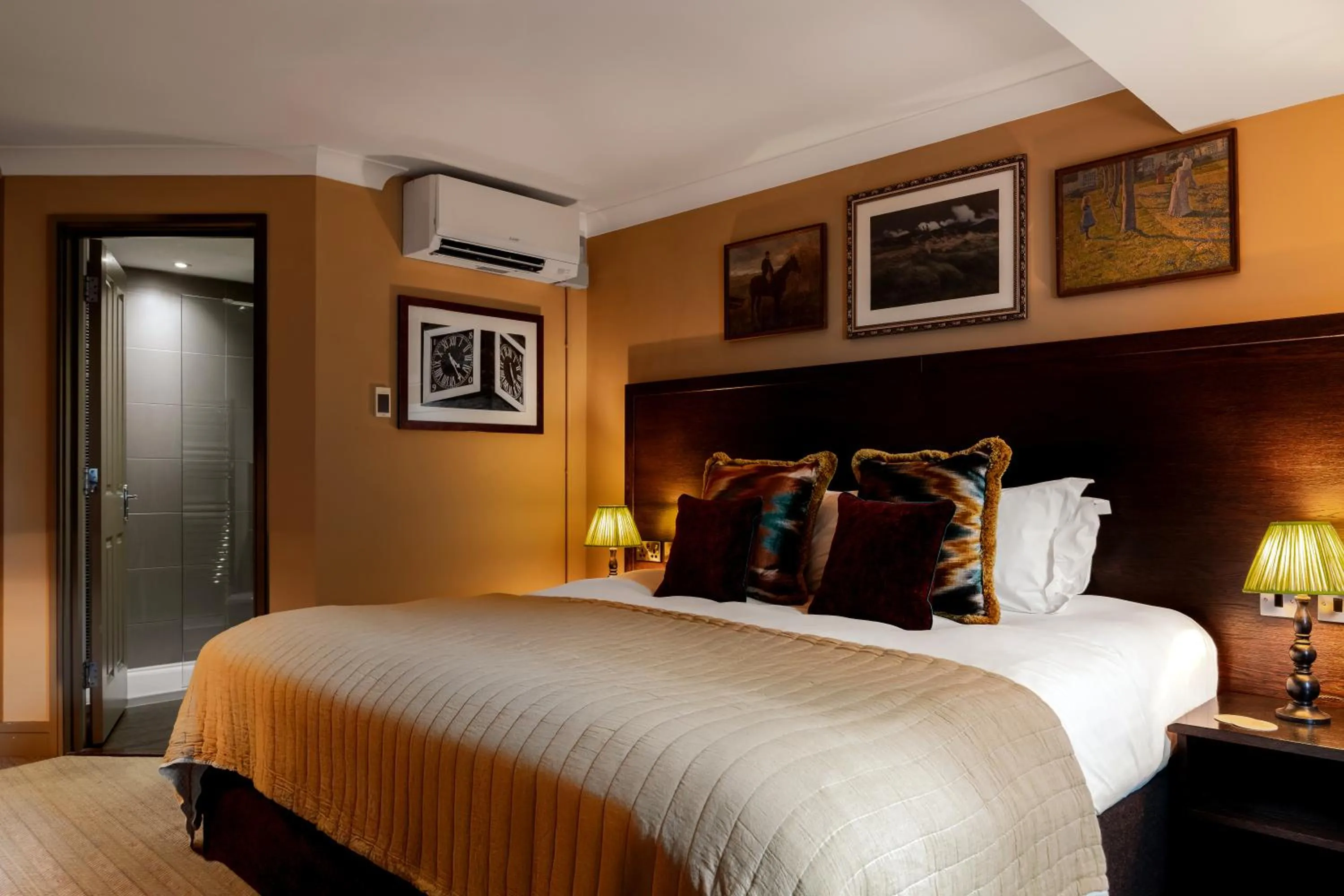 Bedroom, Bed in Rose And Crown Hotel