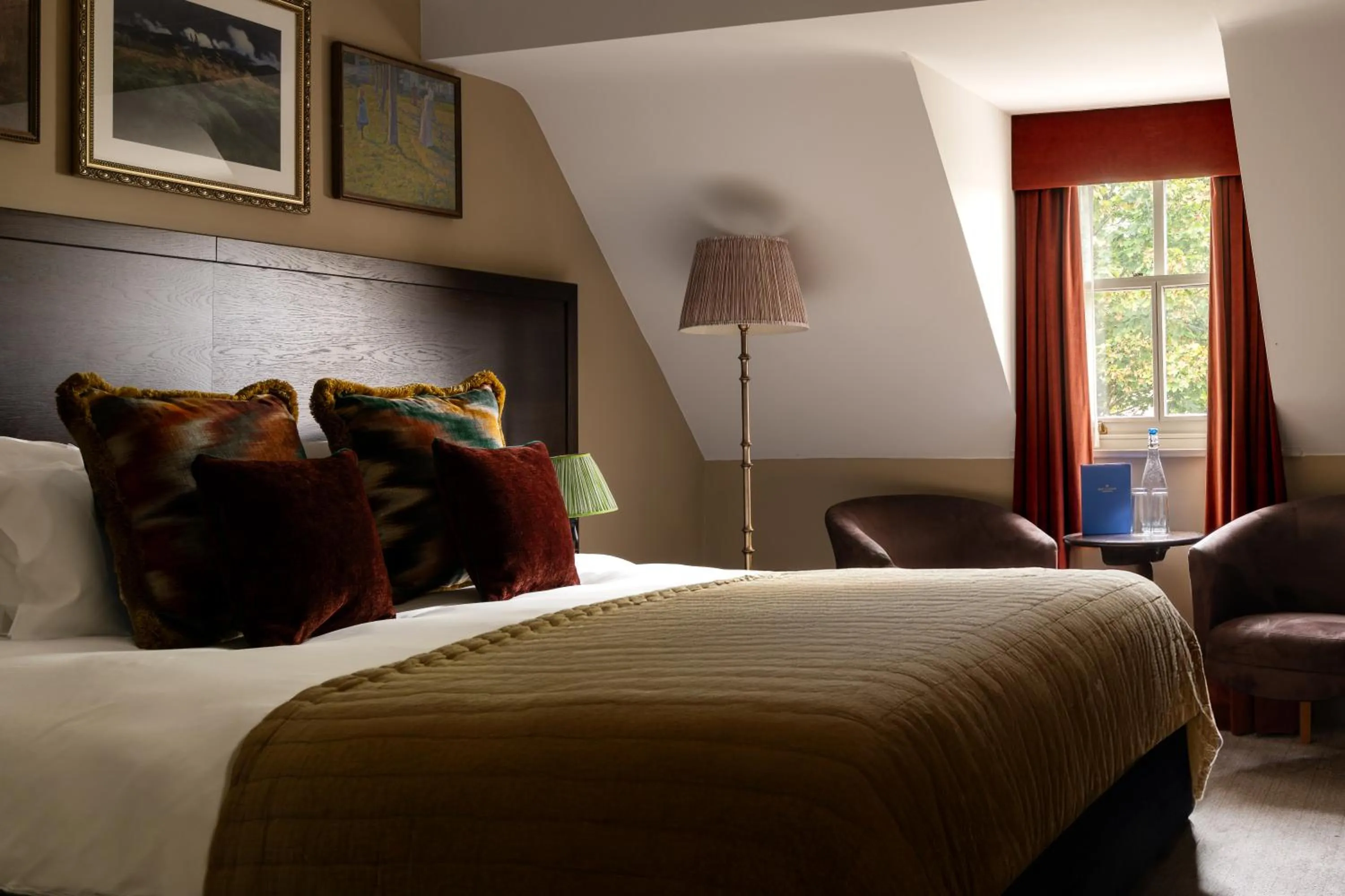 Bedroom, Bed in Rose And Crown Hotel